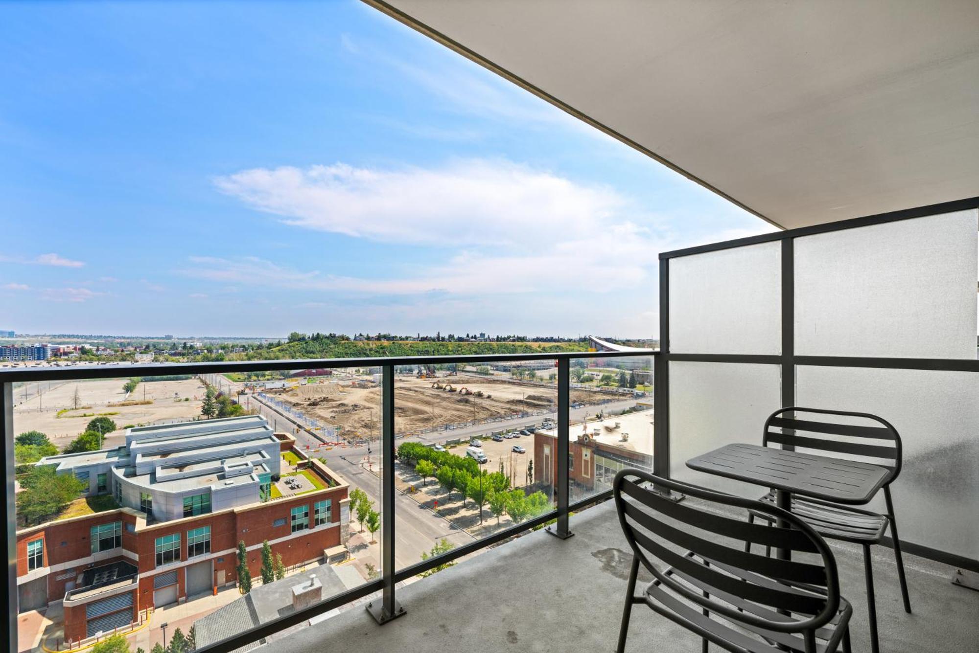 Modern Downtown 5 Min Walk Stampede Apartment