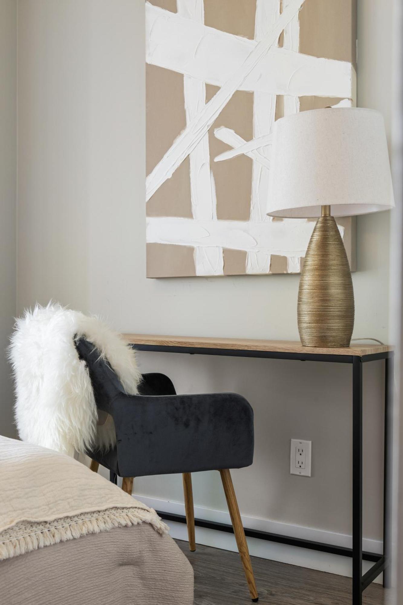 Modern Downtown 5 Min Walk Stampede Apartment