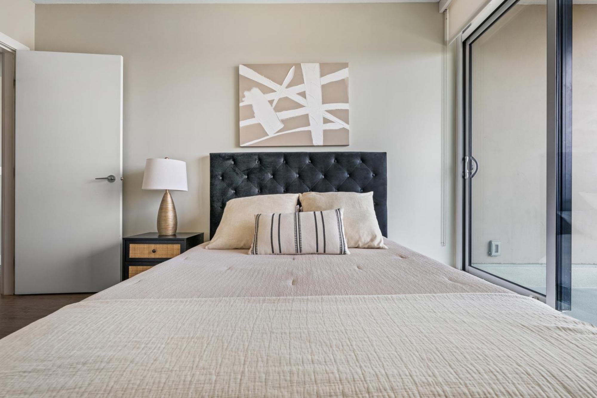 Modern Downtown 5 Min Walk Stampede Apartment Calgary