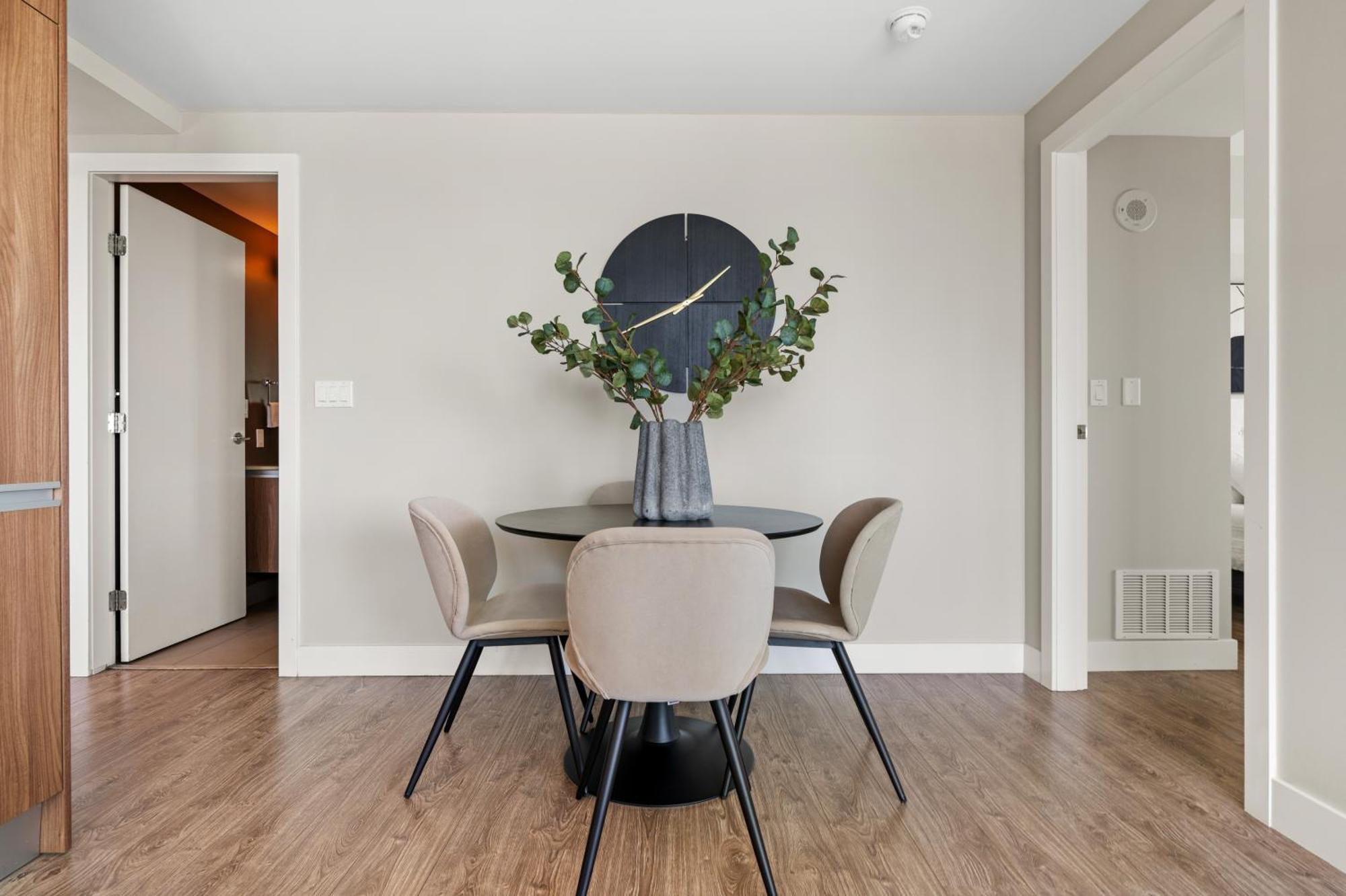 Modern Downtown 5 Min Walk Stampede Apartment