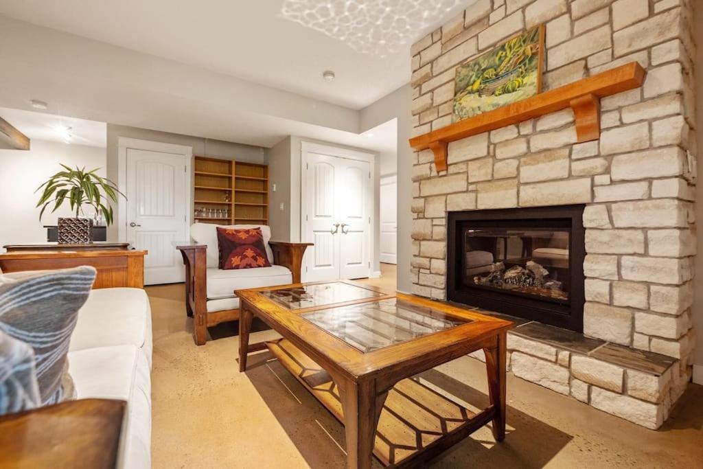 Escape To The Rockies But Near Includes Free Parking And Banff Entry Apartment