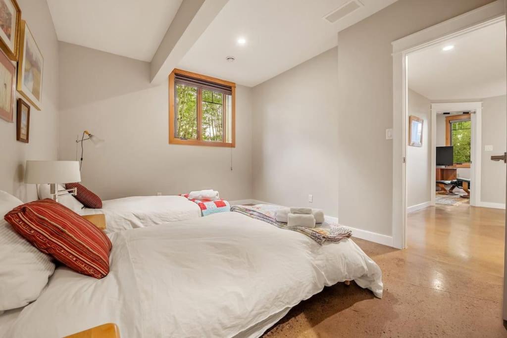 Apartment Escape To The Rockies But Near Includes Free Parking And Banff Entry *