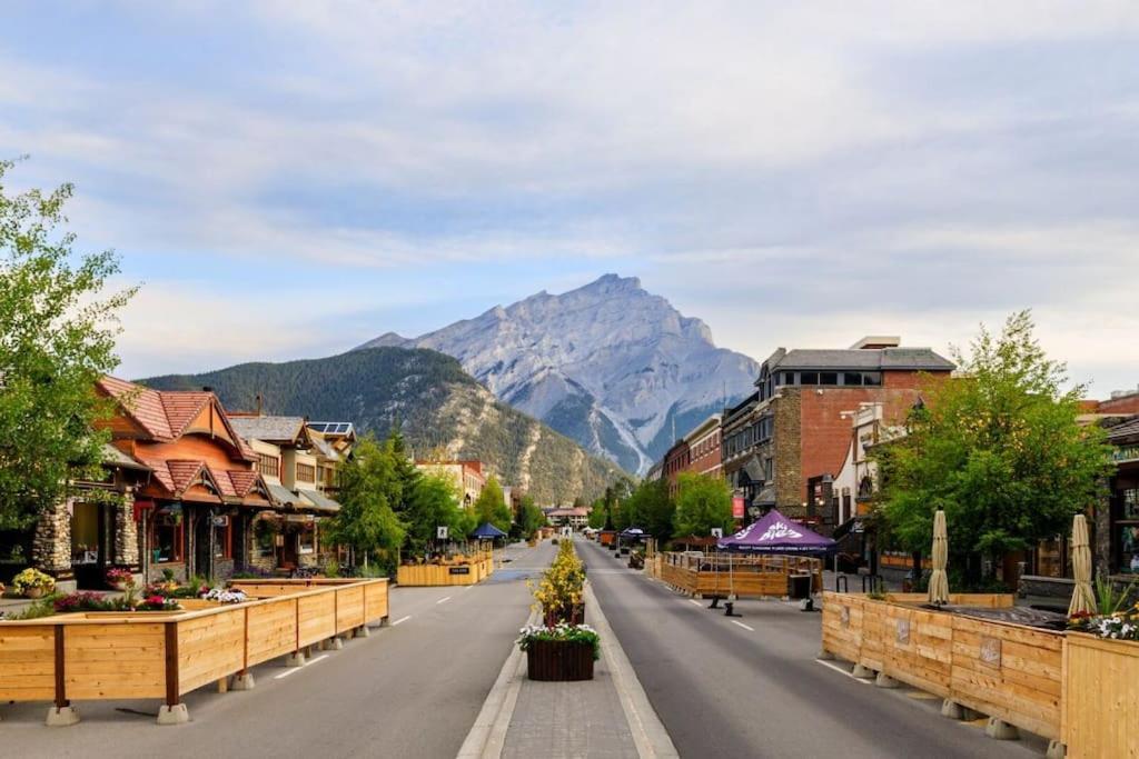 Escape To The Rockies But Near Includes Free Parking And Banff Entry Apartment Calgary