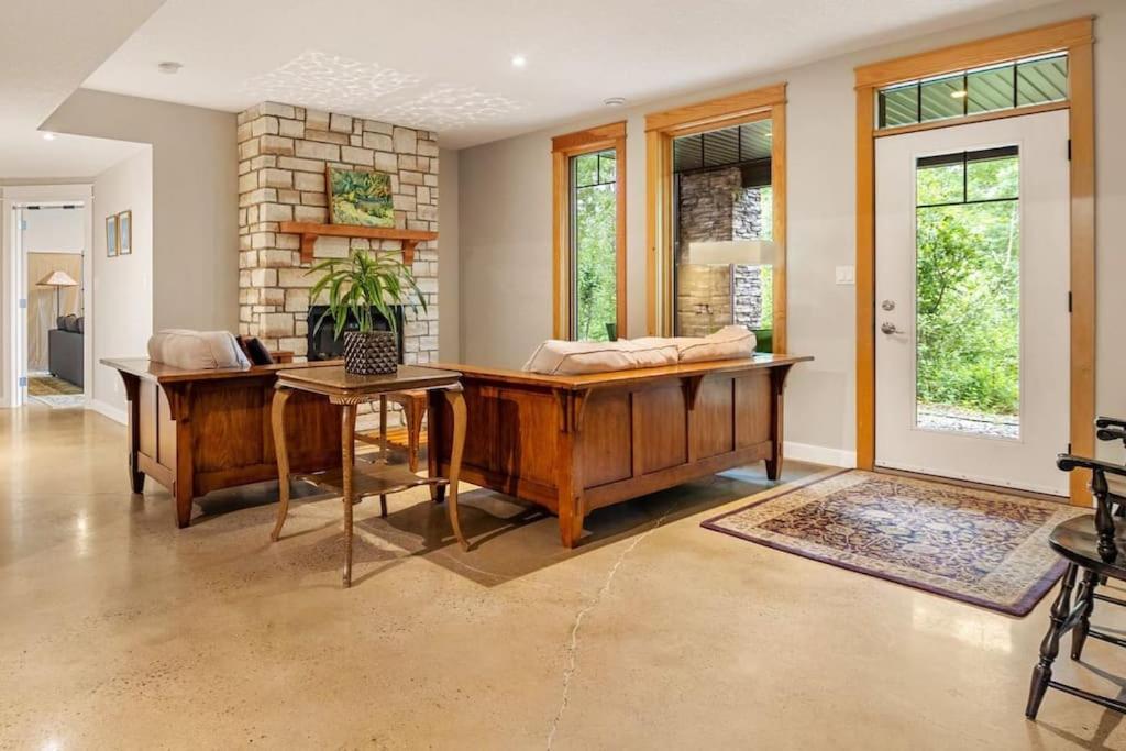 Escape To The Rockies But Near Includes Free Parking And Banff Entry Apartment