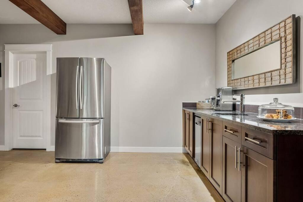 Escape To The Rockies But Near Includes Free Parking And Banff Entry Apartment Calgary