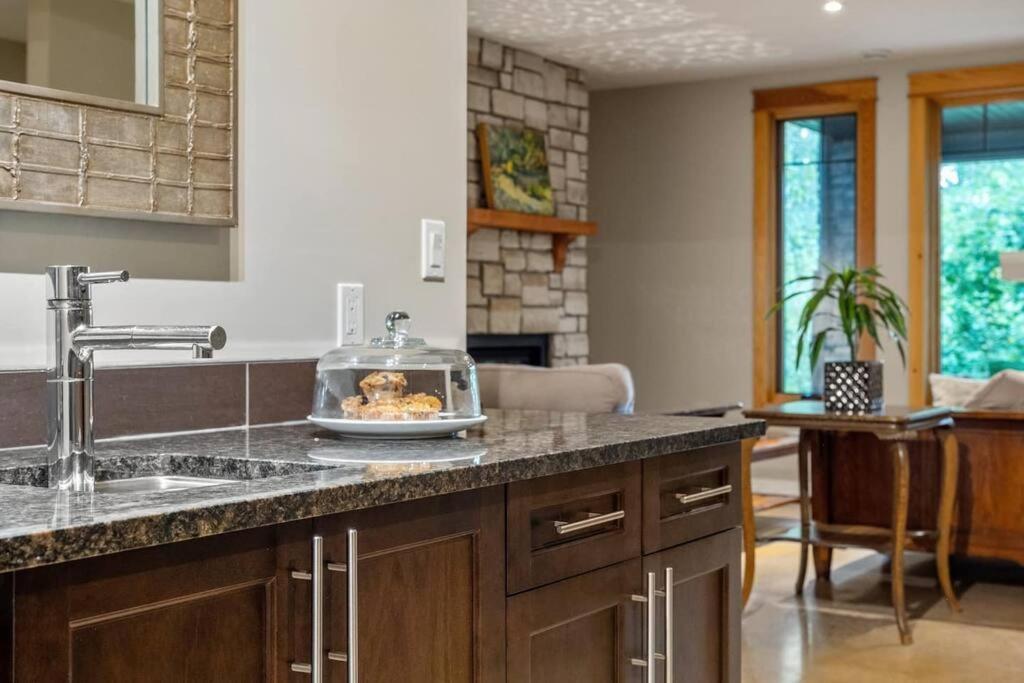 Escape To The Rockies But Near Includes Free Parking And Banff Entry Apartment *