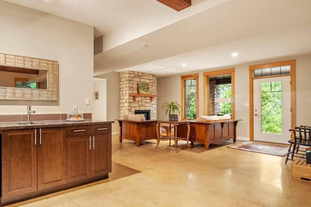 Apartment Escape To The Rockies But Near Includes Free Parking And Banff Entry *