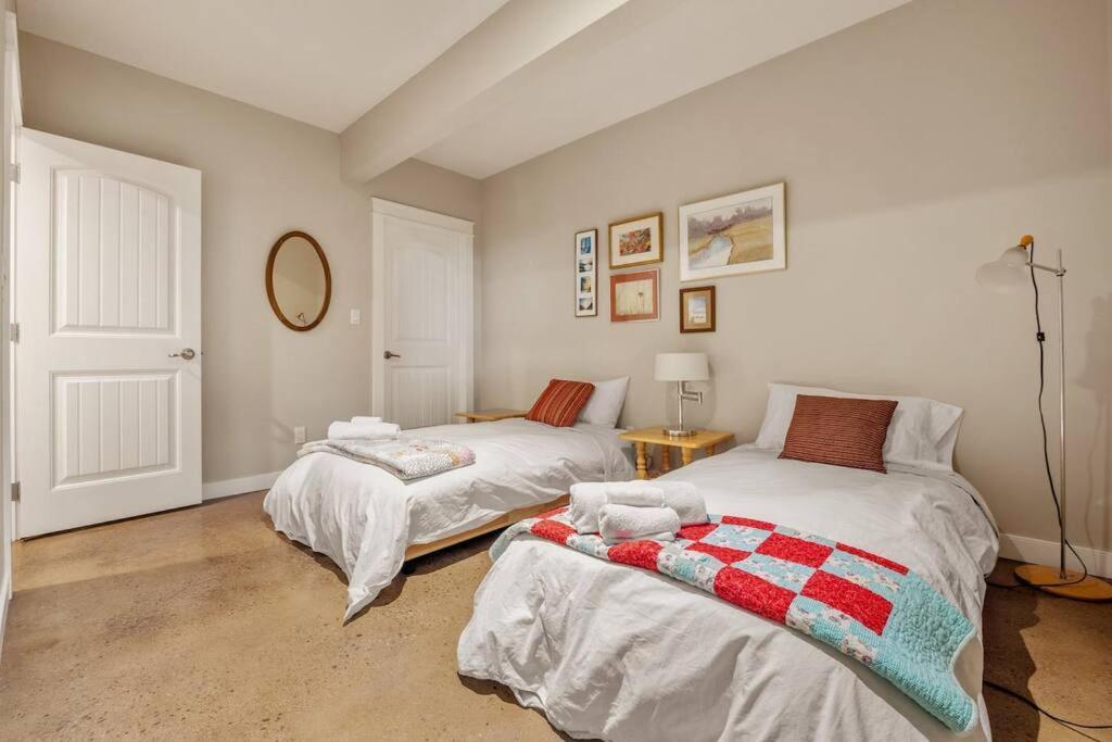 Escape To The Rockies But Near Includes Free Parking And Banff Entry Apartment Calgary