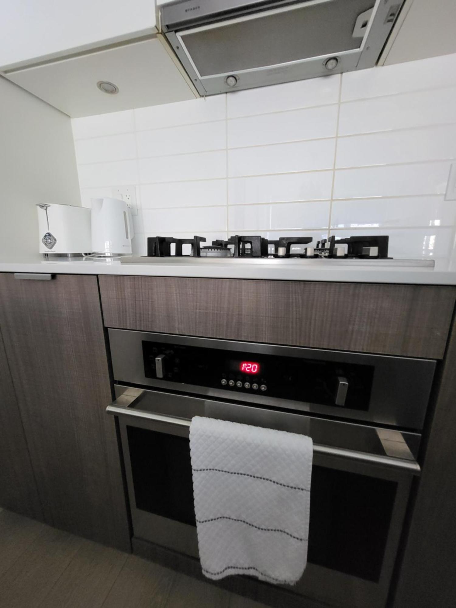 Your Perfect Escape - Modern Landmark In Downtown - Free Parking- Premium Location *