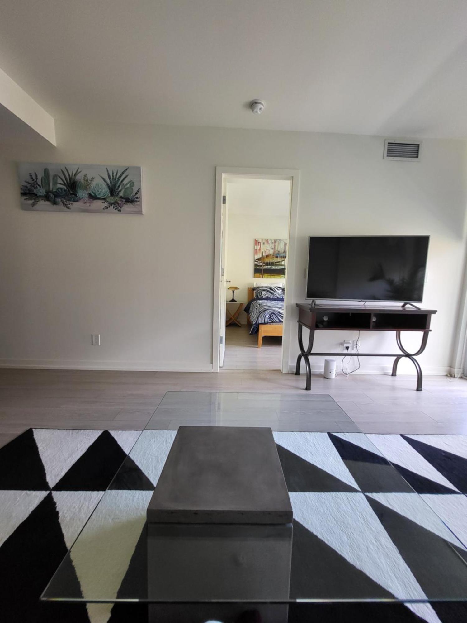 Your Perfect Escape - Modern Landmark In Downtown - Free Parking- Premium Location Apartment *