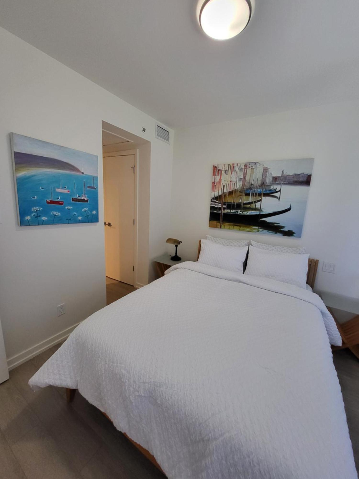 Your Perfect Escape - Modern Landmark In Downtown - Free Parking- Premium Location Apartment *