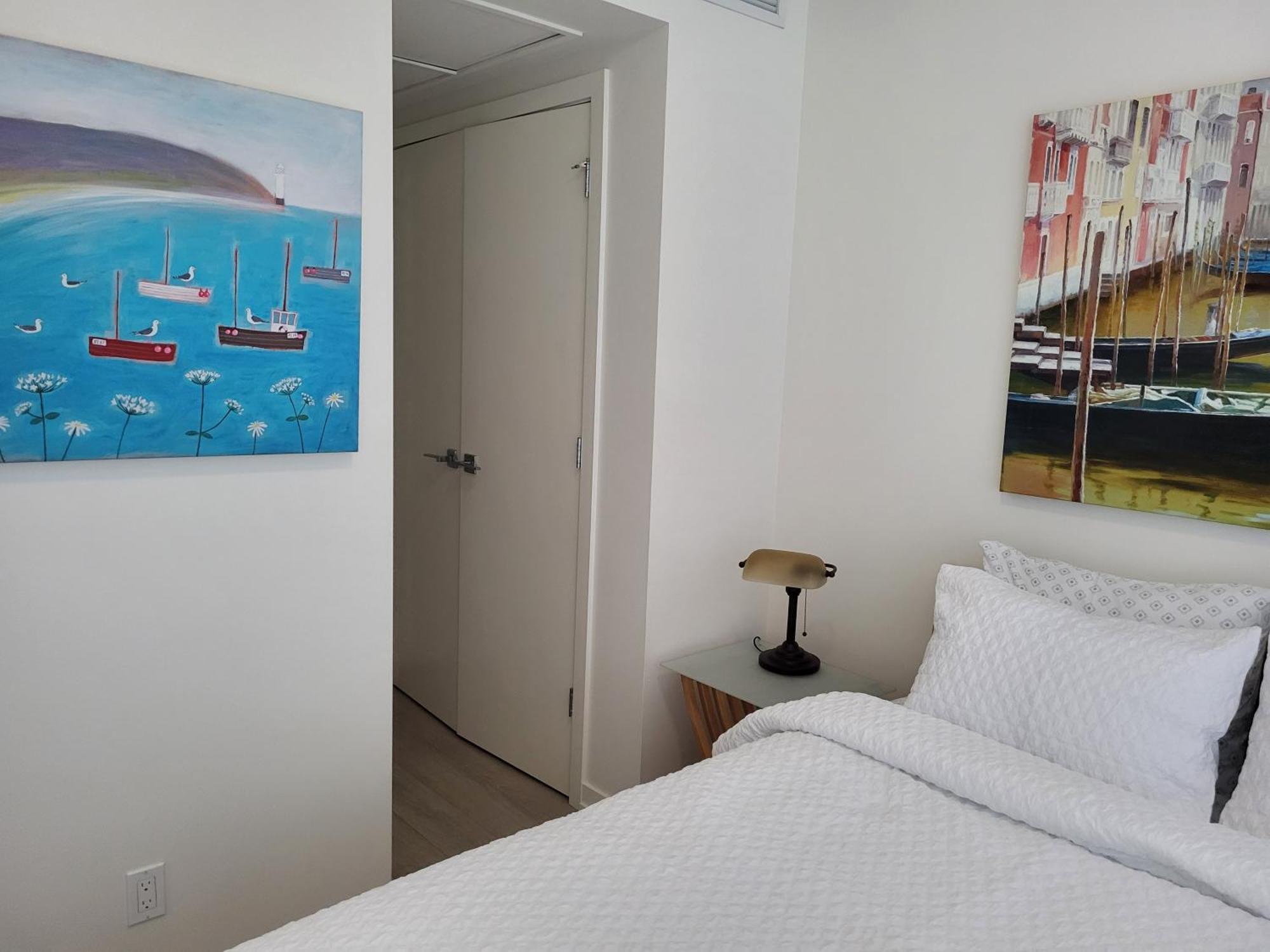 Your Perfect Escape - Modern Landmark In Downtown - Free Parking- Premium Location *