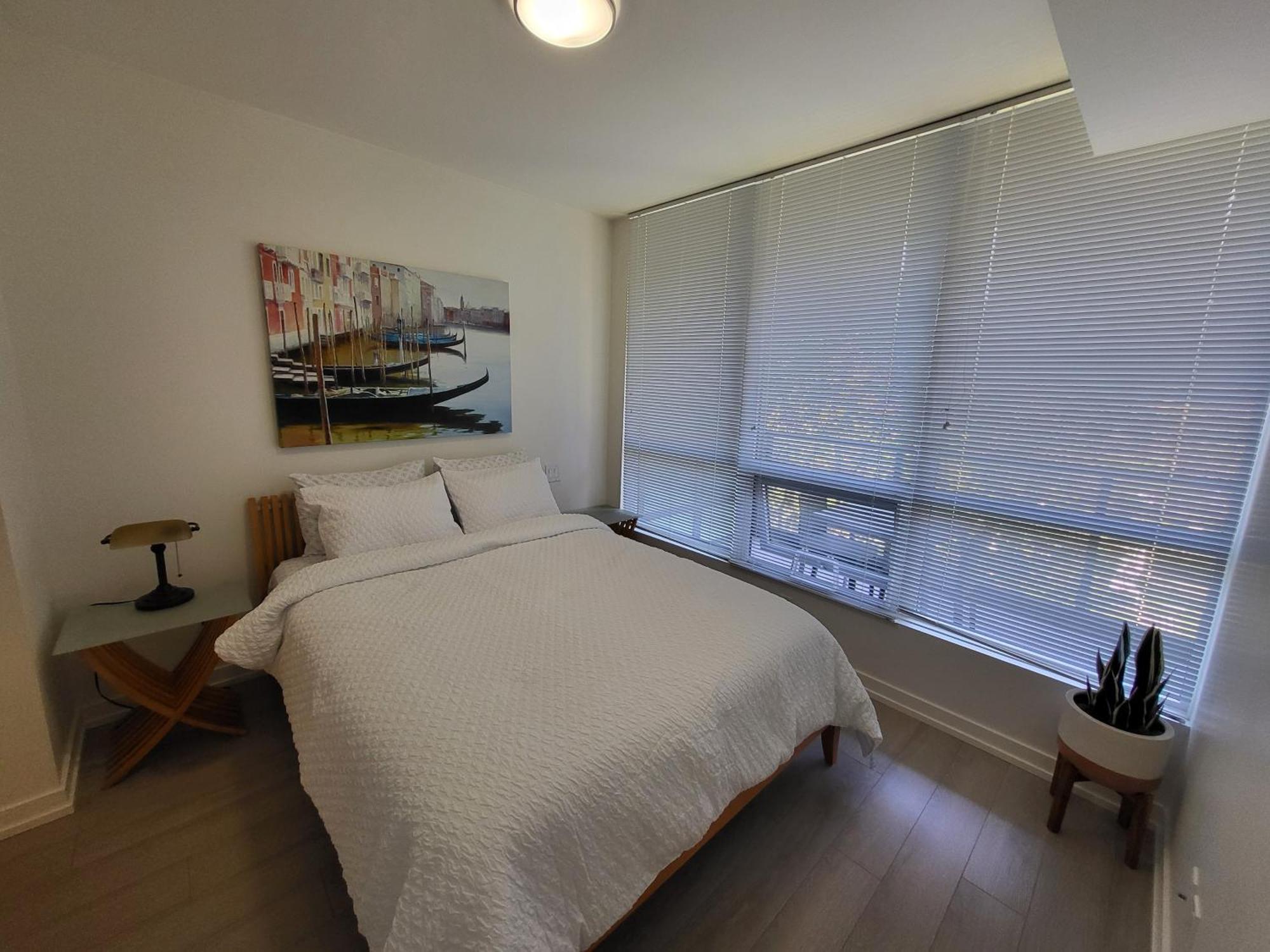 Your Perfect Escape - Modern Landmark In Downtown - Free Parking- Premium Location Apartment *