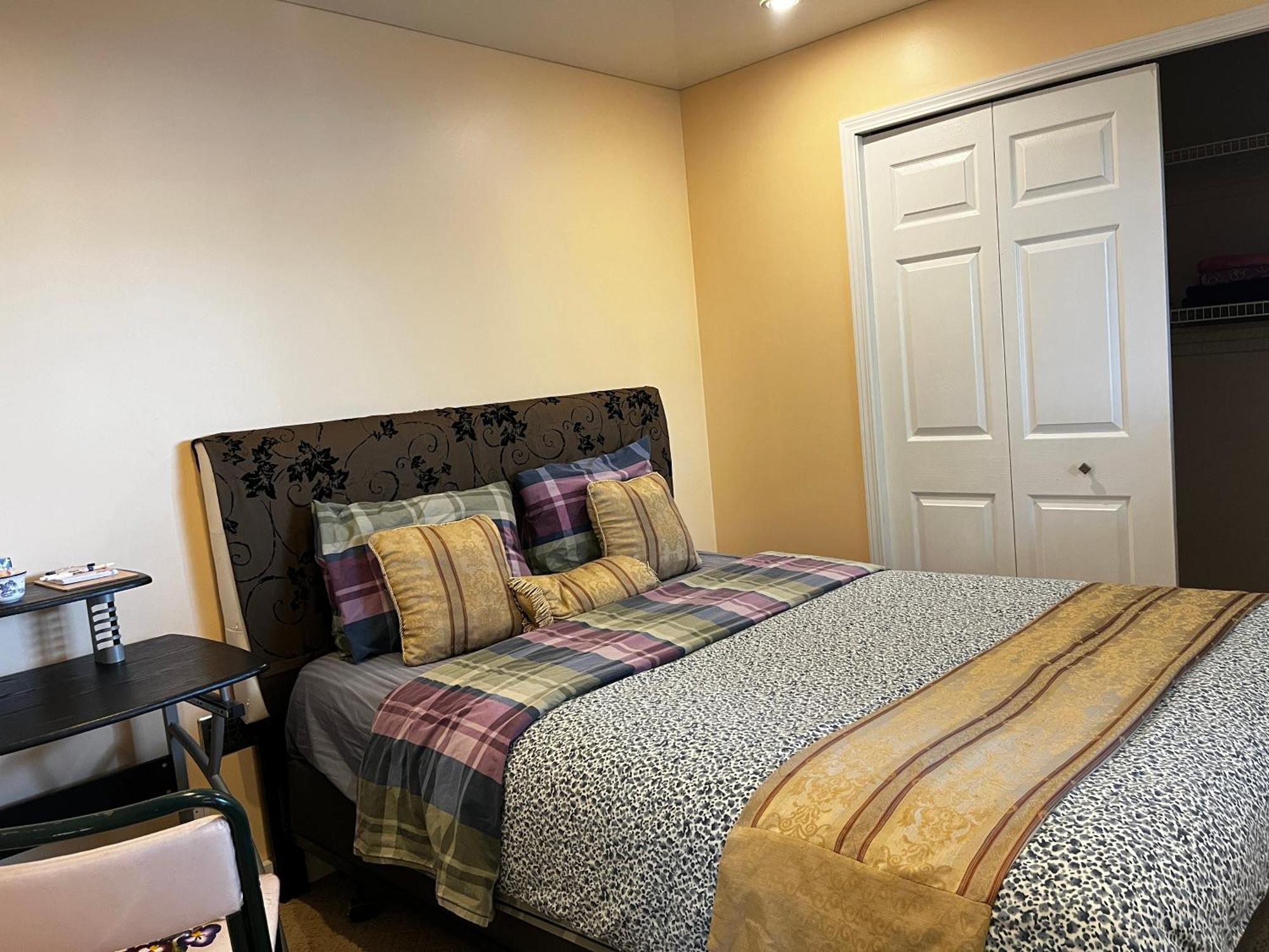 Homestay Citadel Hill Cr Community! Calgary