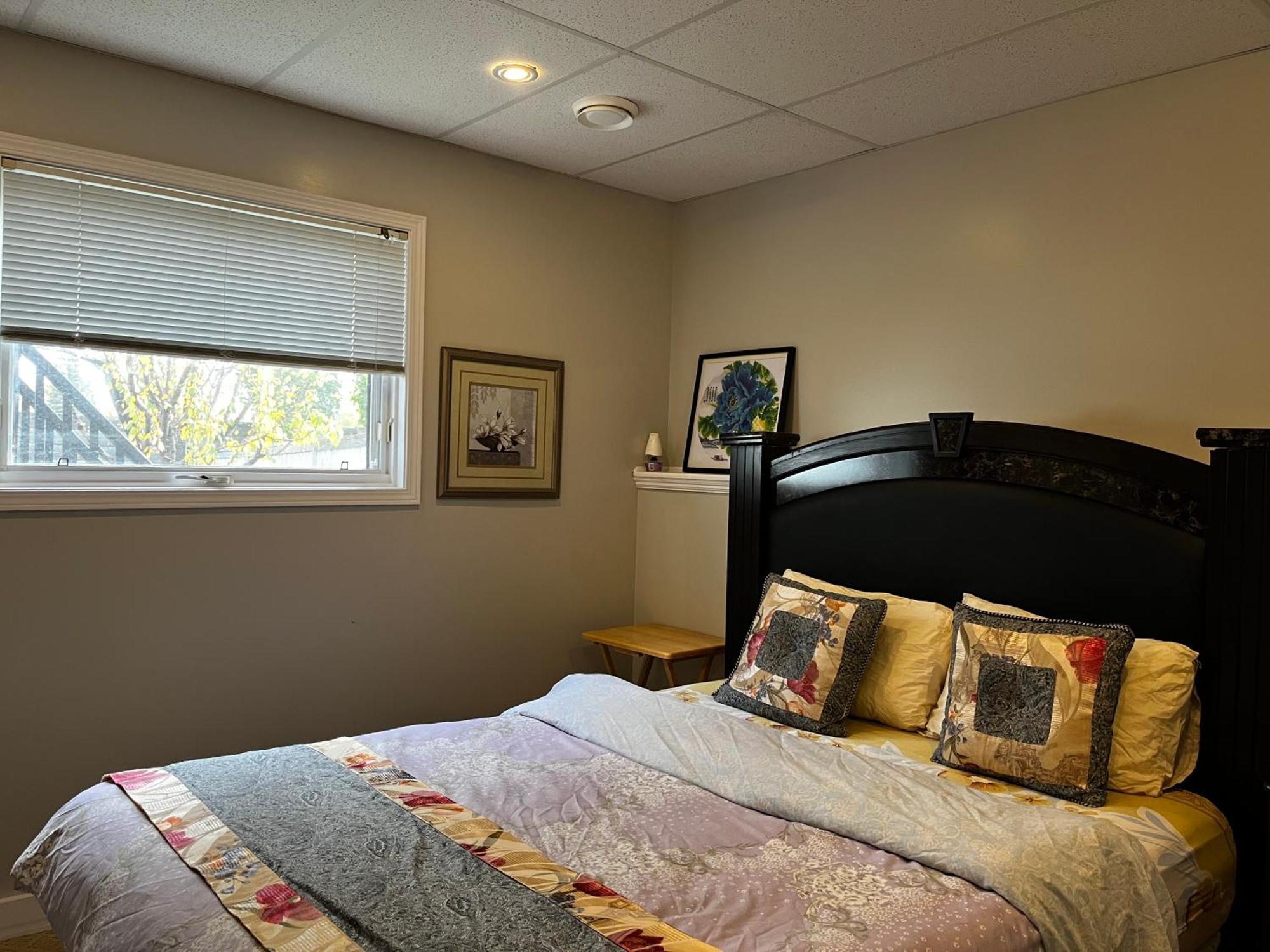 Citadel Cozy Quilt Private Bedroom Homestay Calgary