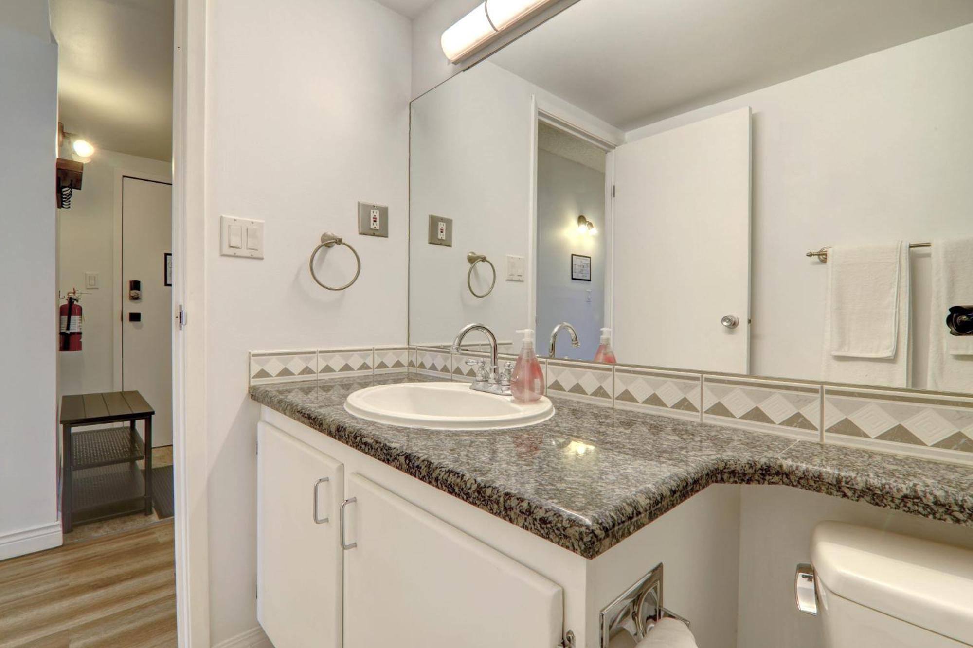 Corner 2br, Stampede & Dt Views By Doorbed Apartment