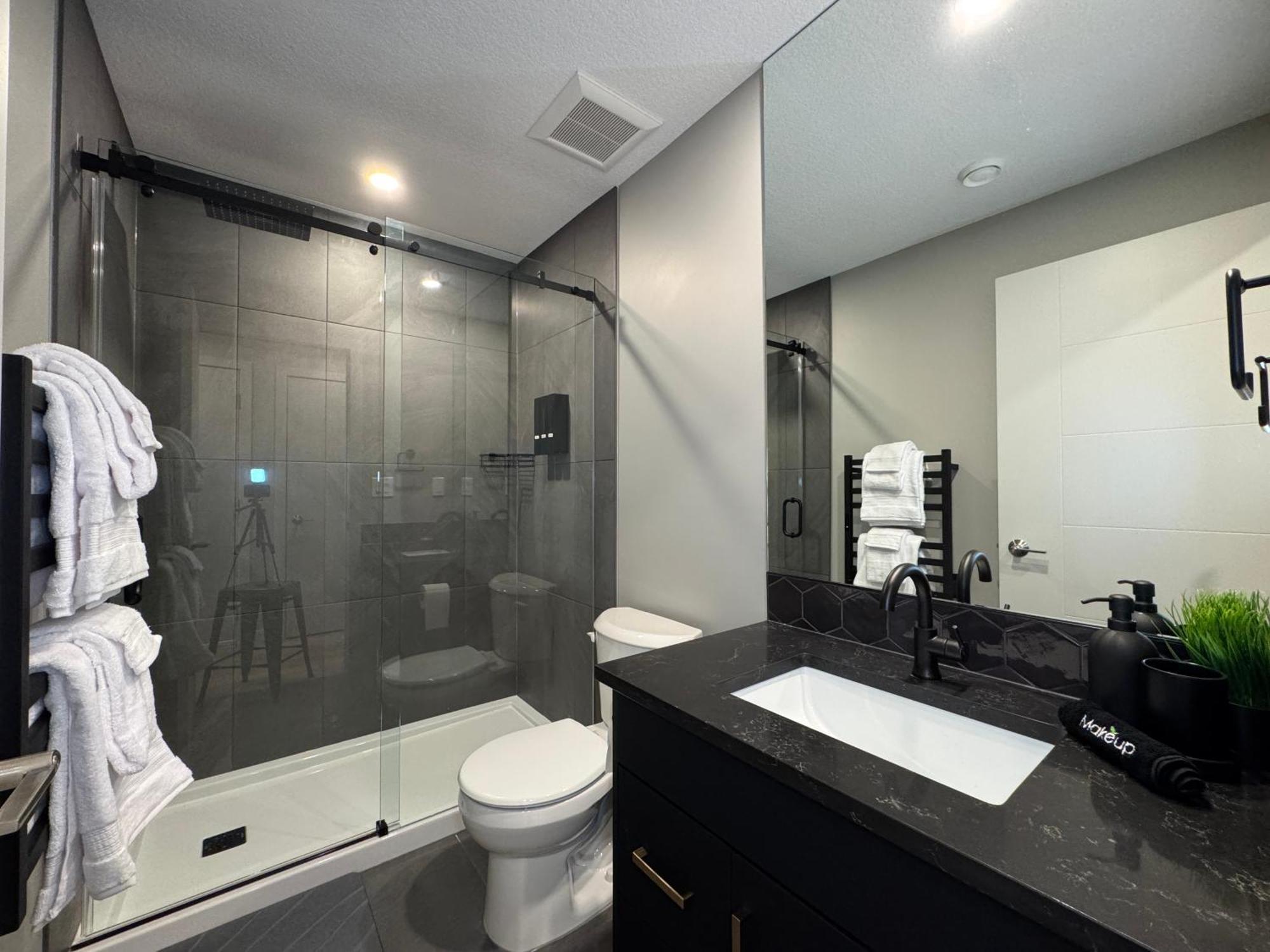 1br With Patio, Full Kitchen & Free Parking Apartment