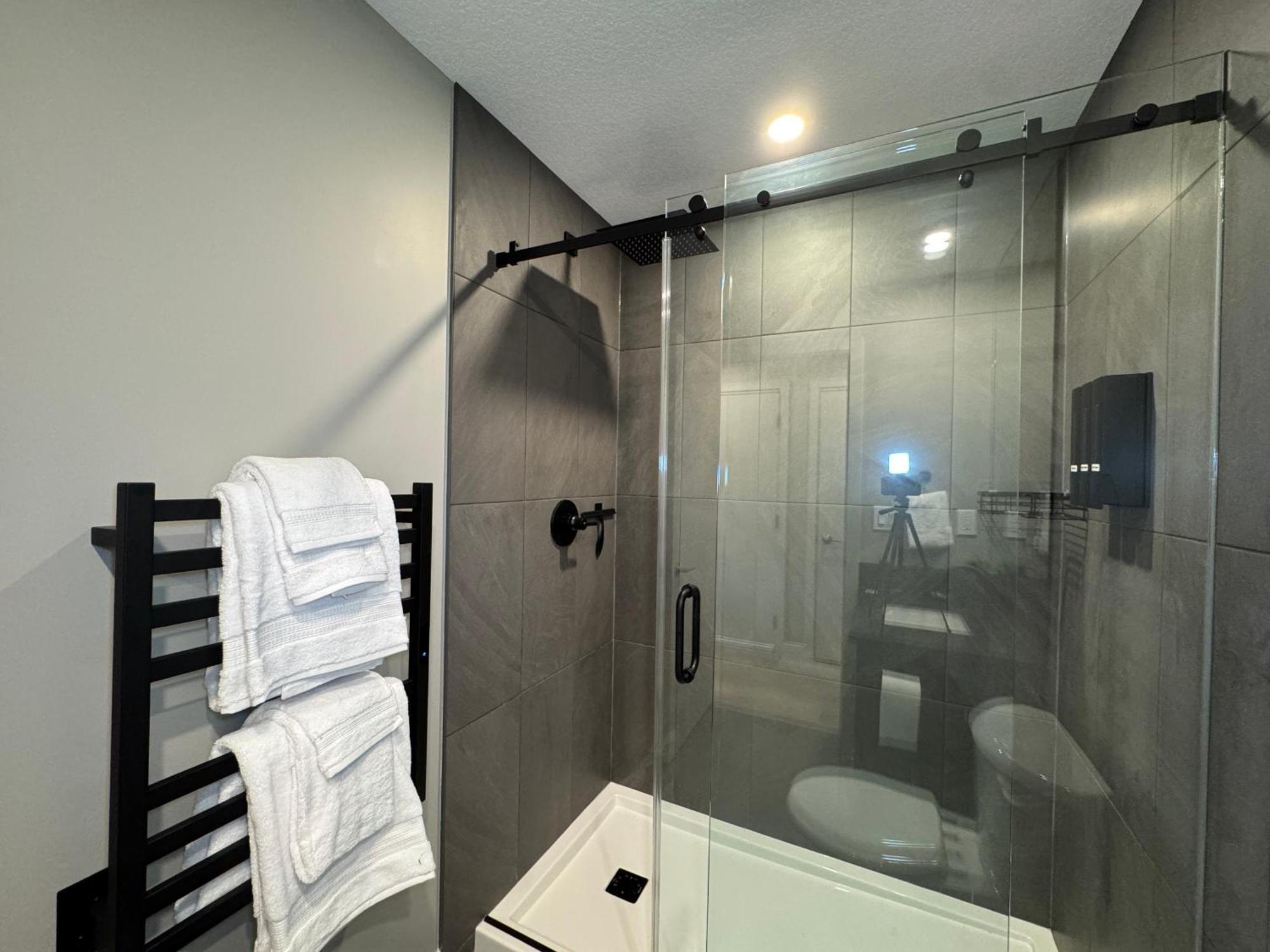 1br With Patio, Full Kitchen & Free Parking Apartment Calgary