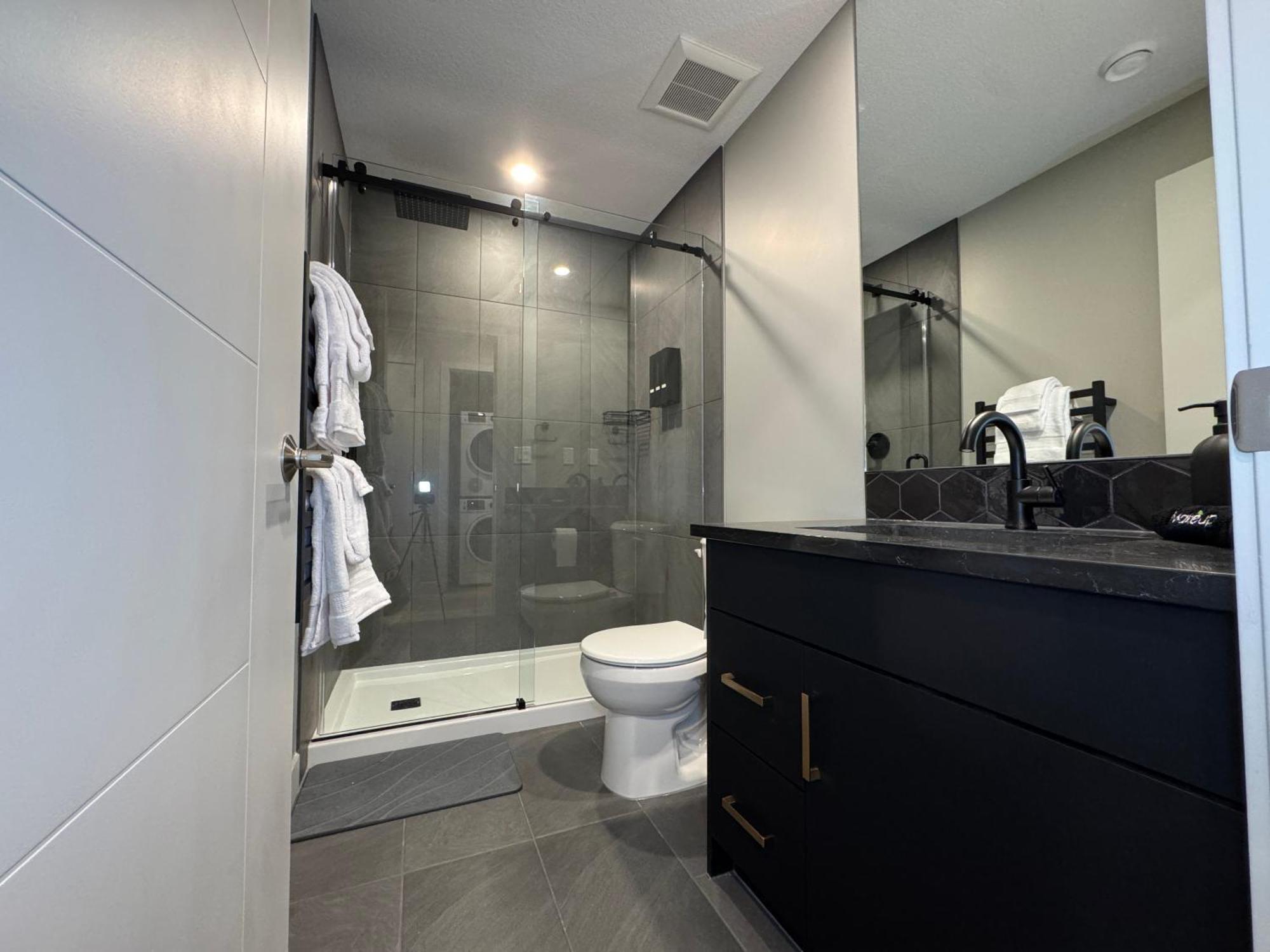 Apartment 1br With Patio, Full Kitchen & Free Parking Calgary