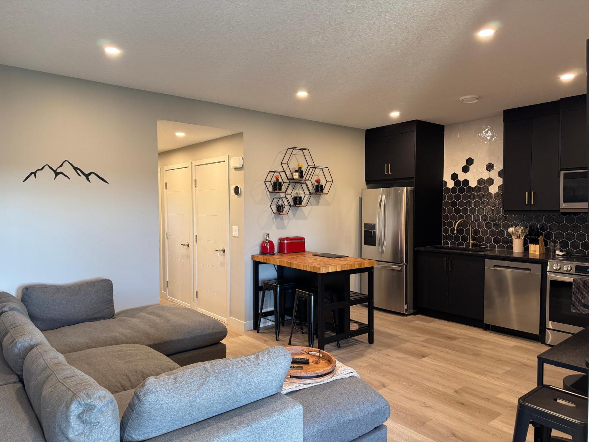 1br With Patio, Full Kitchen & Free Parking Apartment Calgary