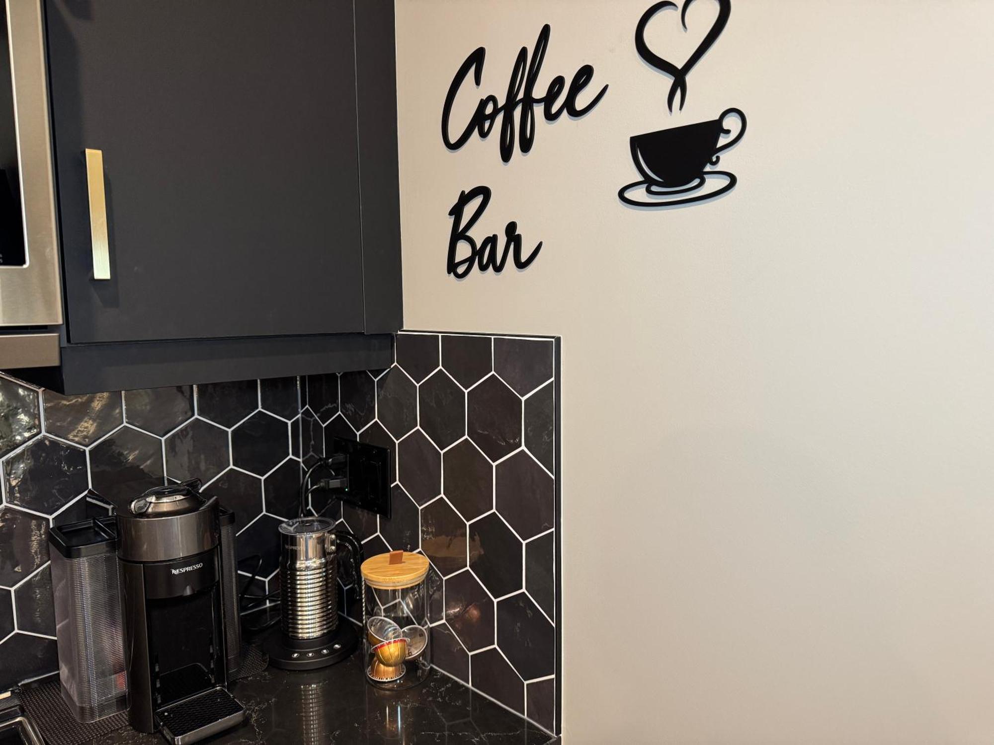 1br With Patio, Full Kitchen & Free Parking Apartment