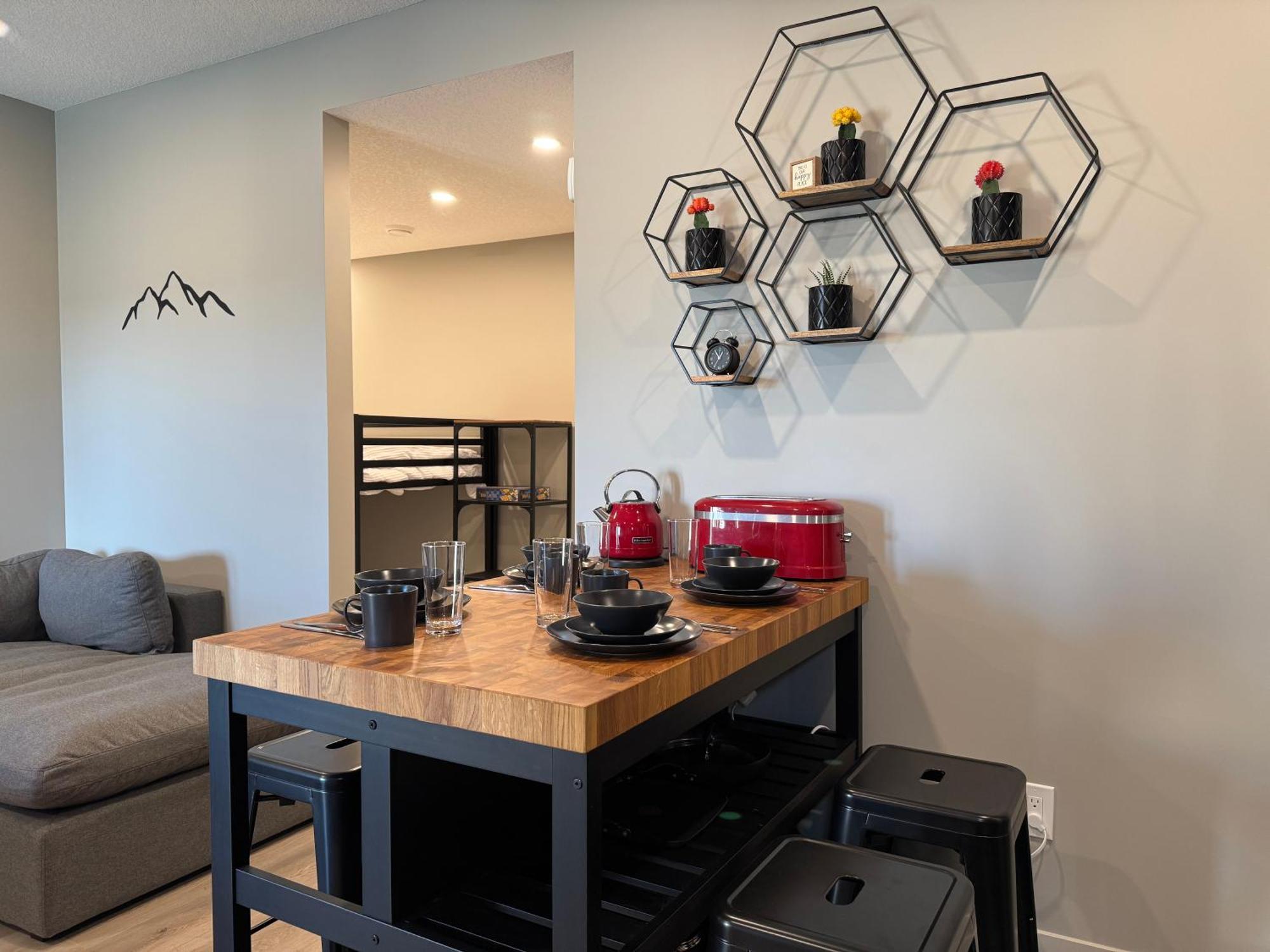 1br With Patio, Full Kitchen & Free Parking Apartment Calgary