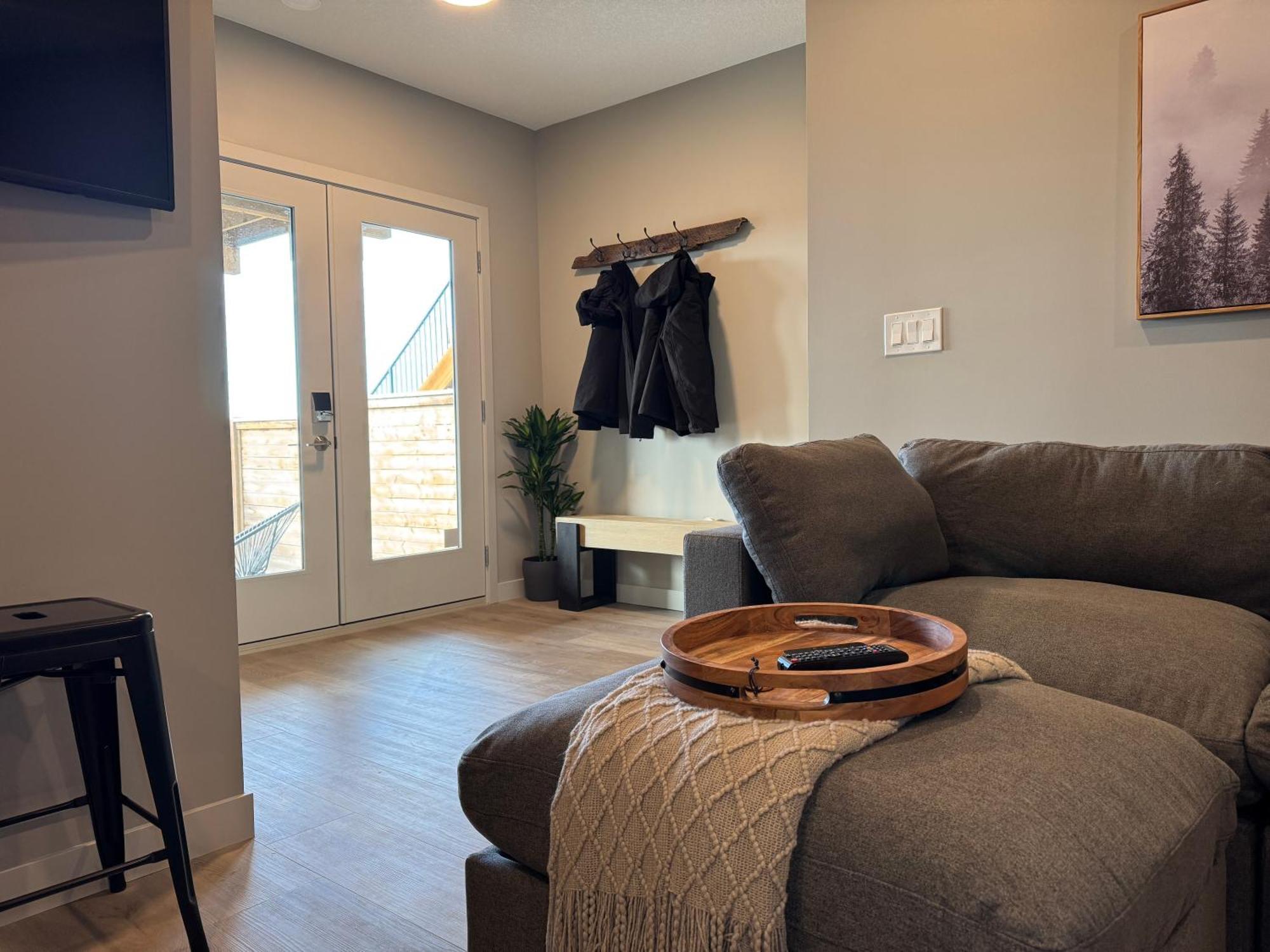 1br With Patio, Full Kitchen & Free Parking *