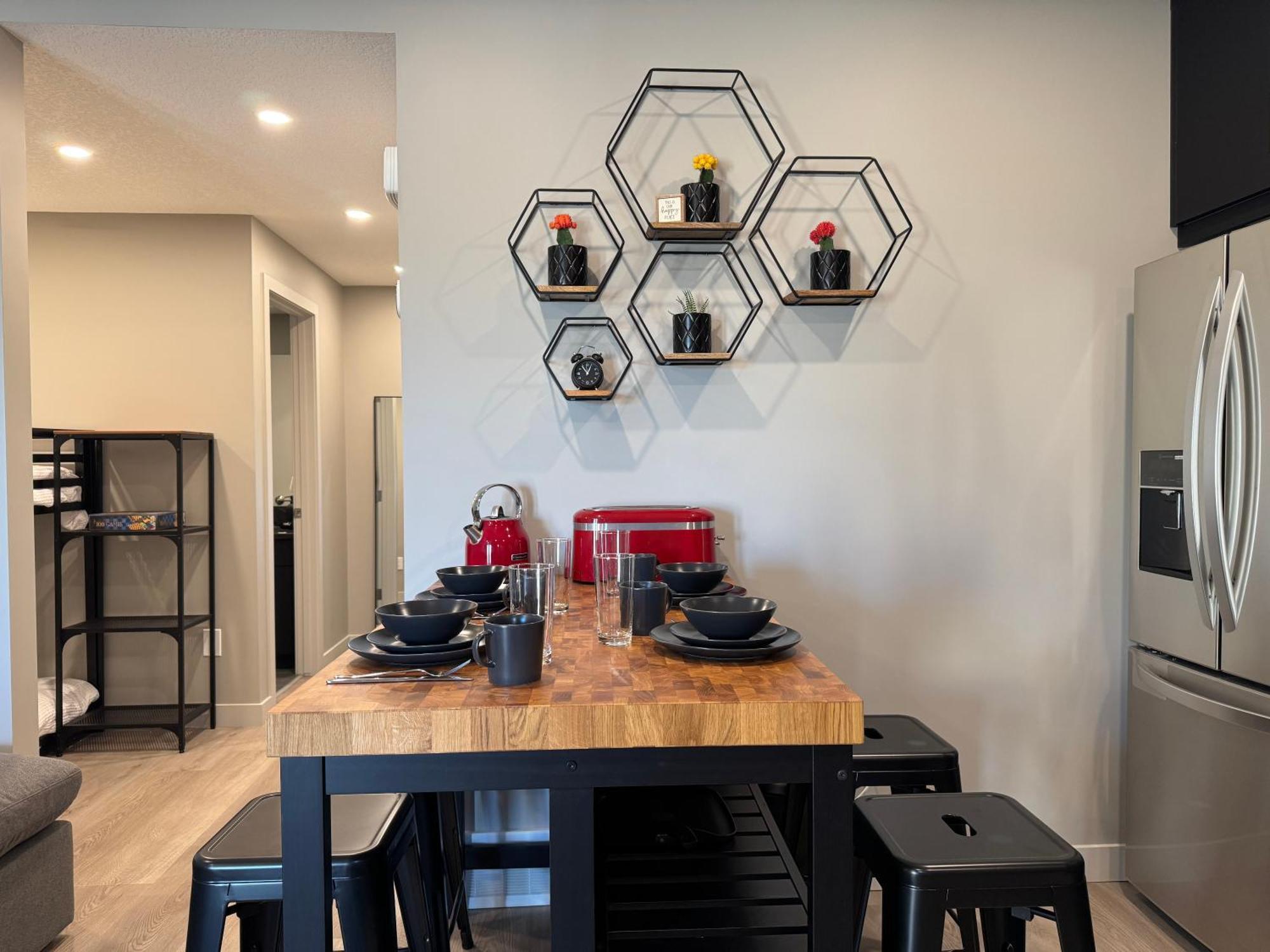 1br With Patio, Full Kitchen & Free Parking