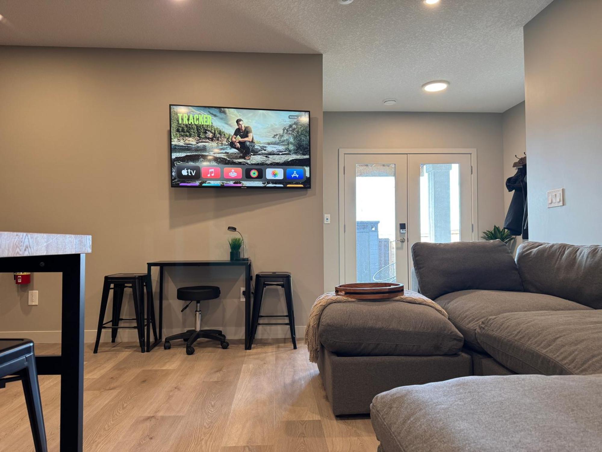 1br With Patio, Full Kitchen & Free Parking Apartment