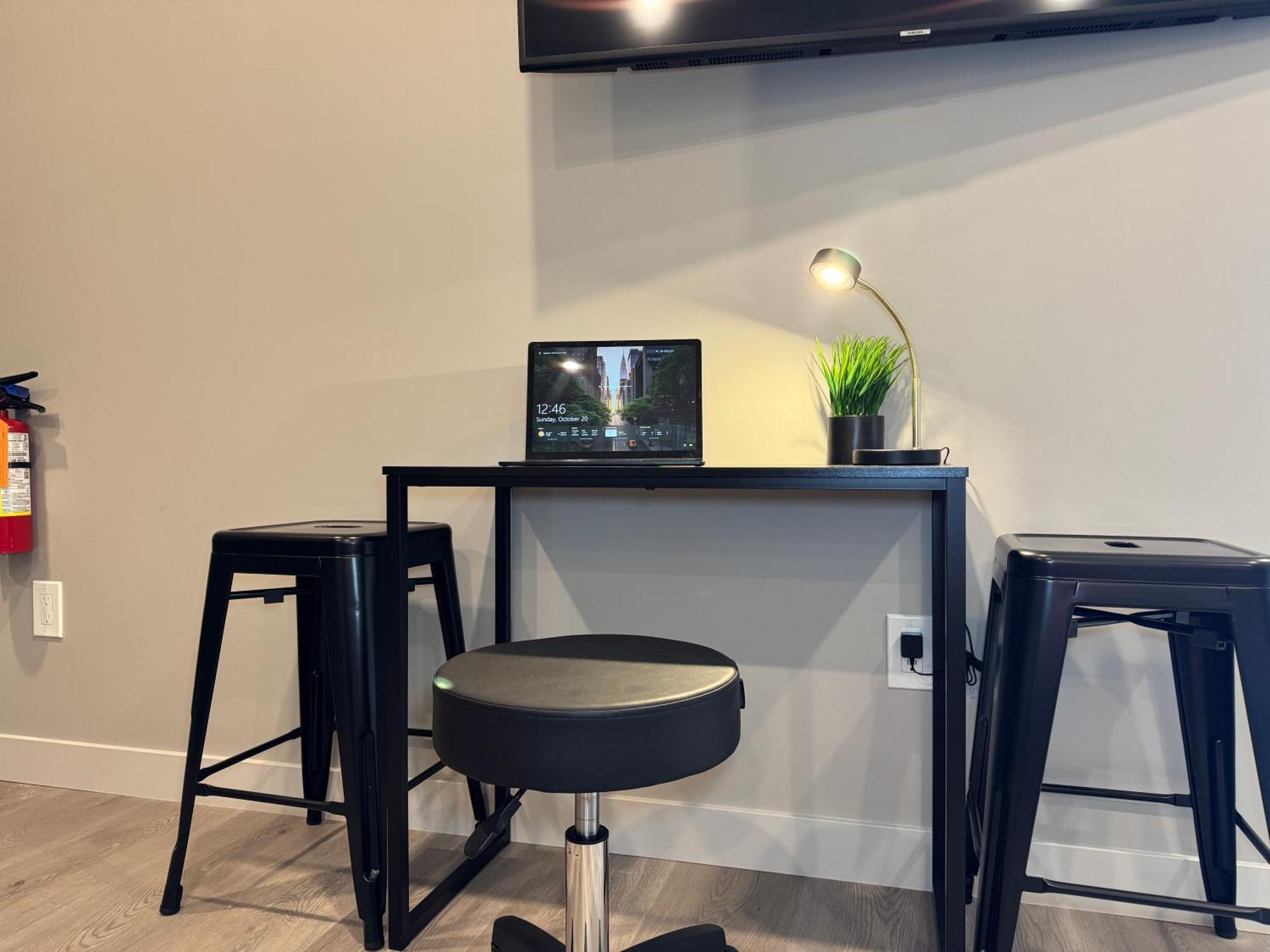 1br With Patio, Full Kitchen & Free Parking Apartment *