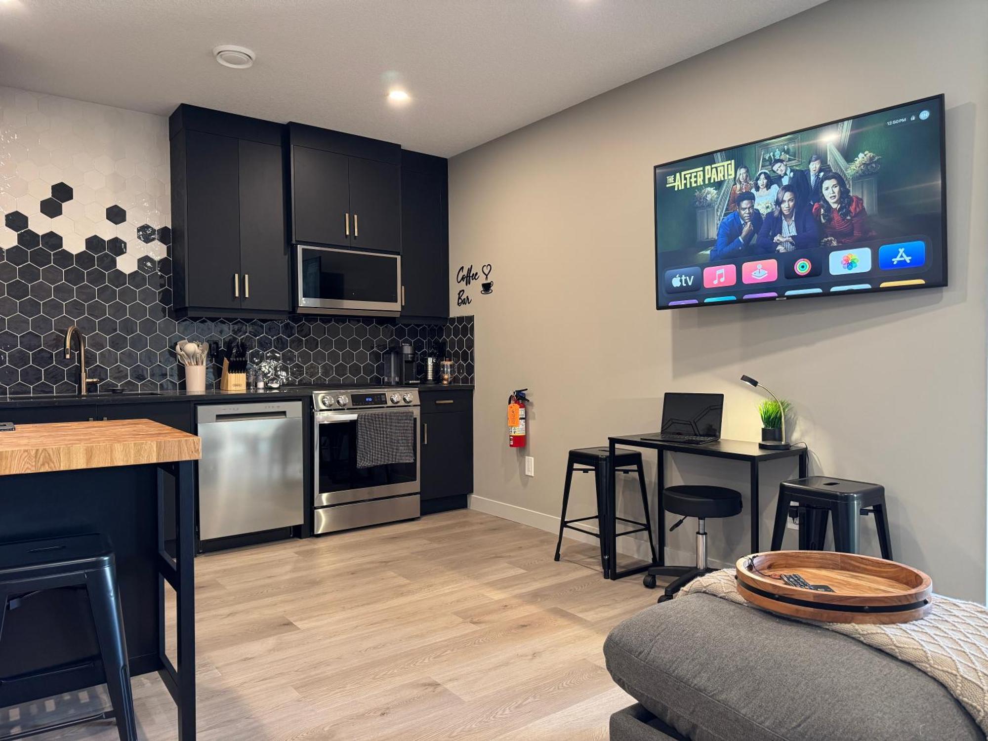 Apartment 1br With Patio, Full Kitchen & Free Parking *