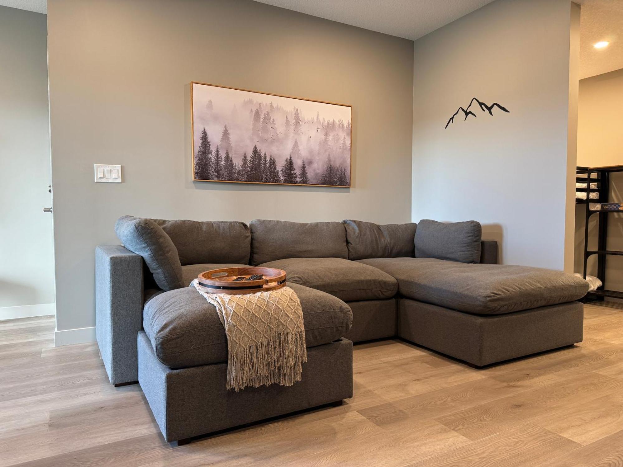 Apartment 1br With Patio, Full Kitchen & Free Parking Calgary