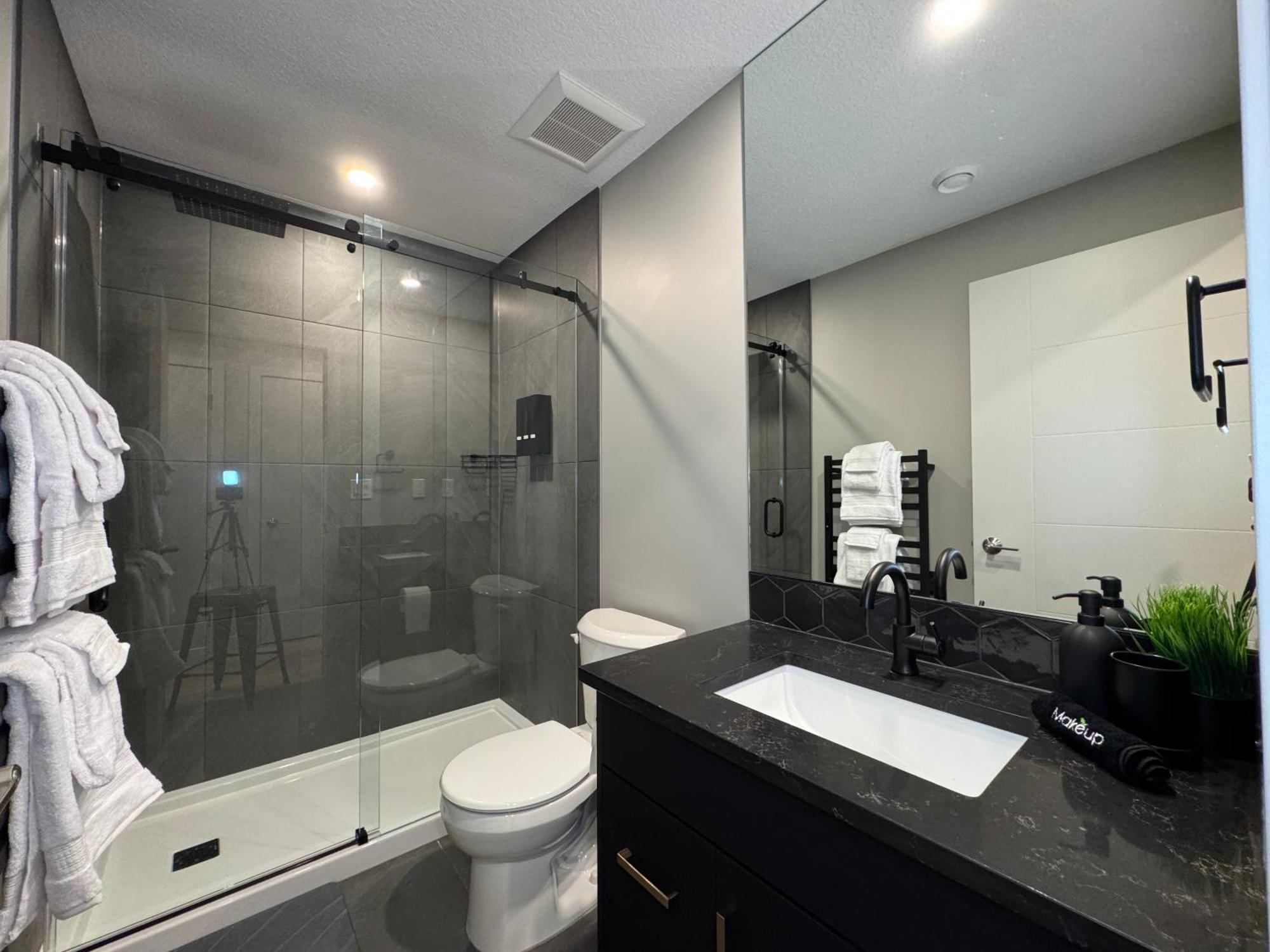 1br With Patio, Full Kitchen & Free Parking *