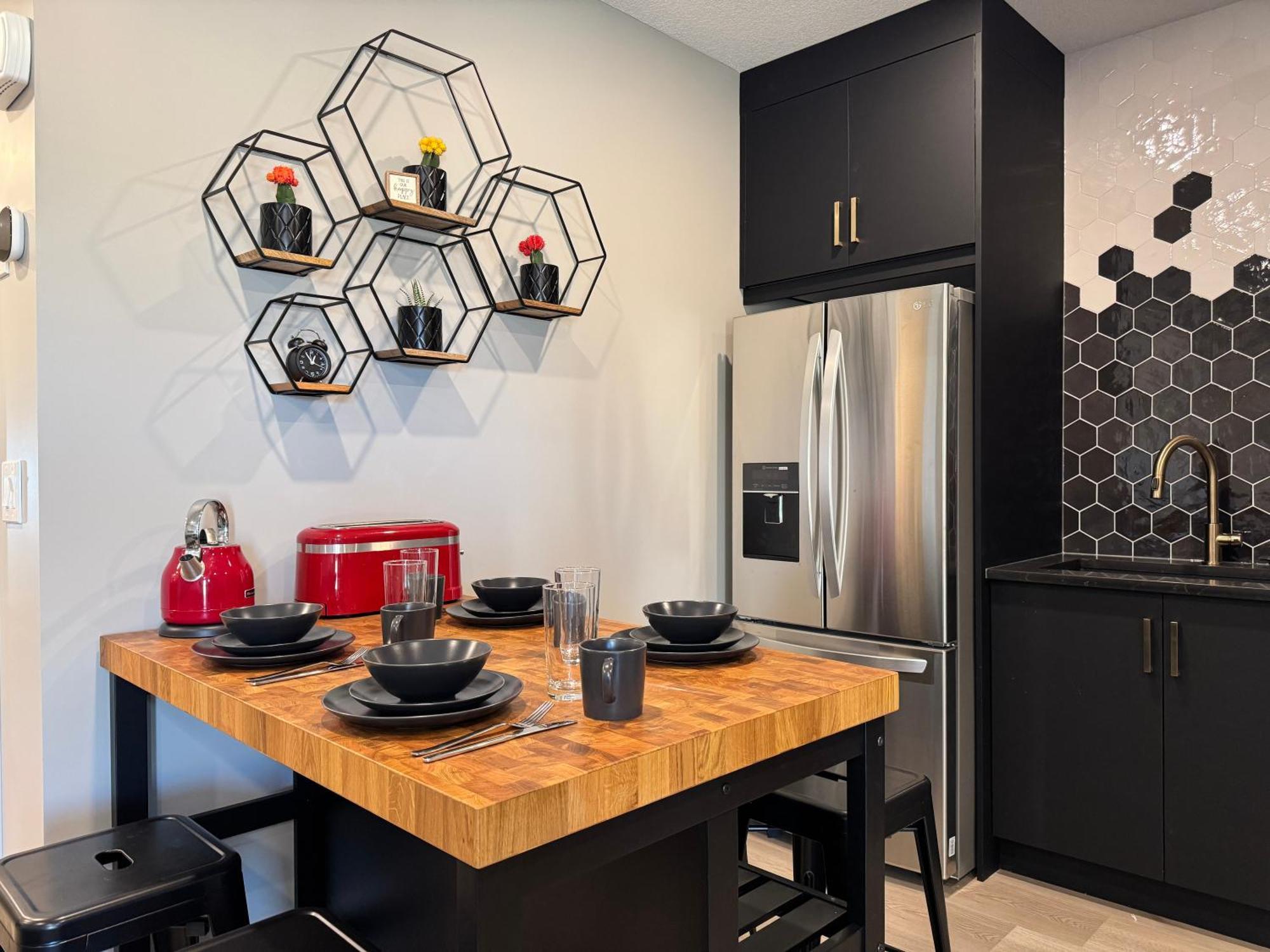 1br With Patio, Full Kitchen & Free Parking * Calgary