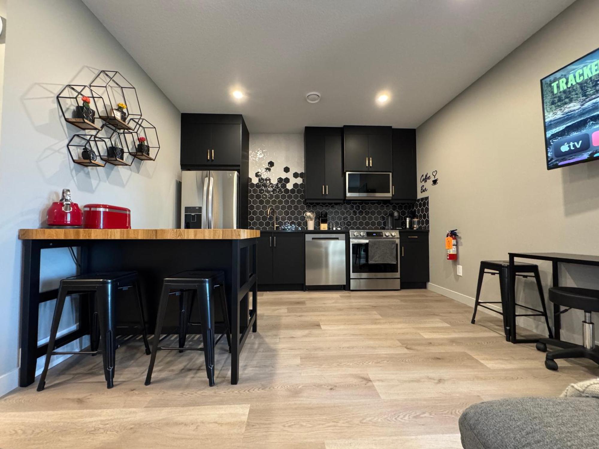 1br With Patio, Full Kitchen & Free Parking Apartment *