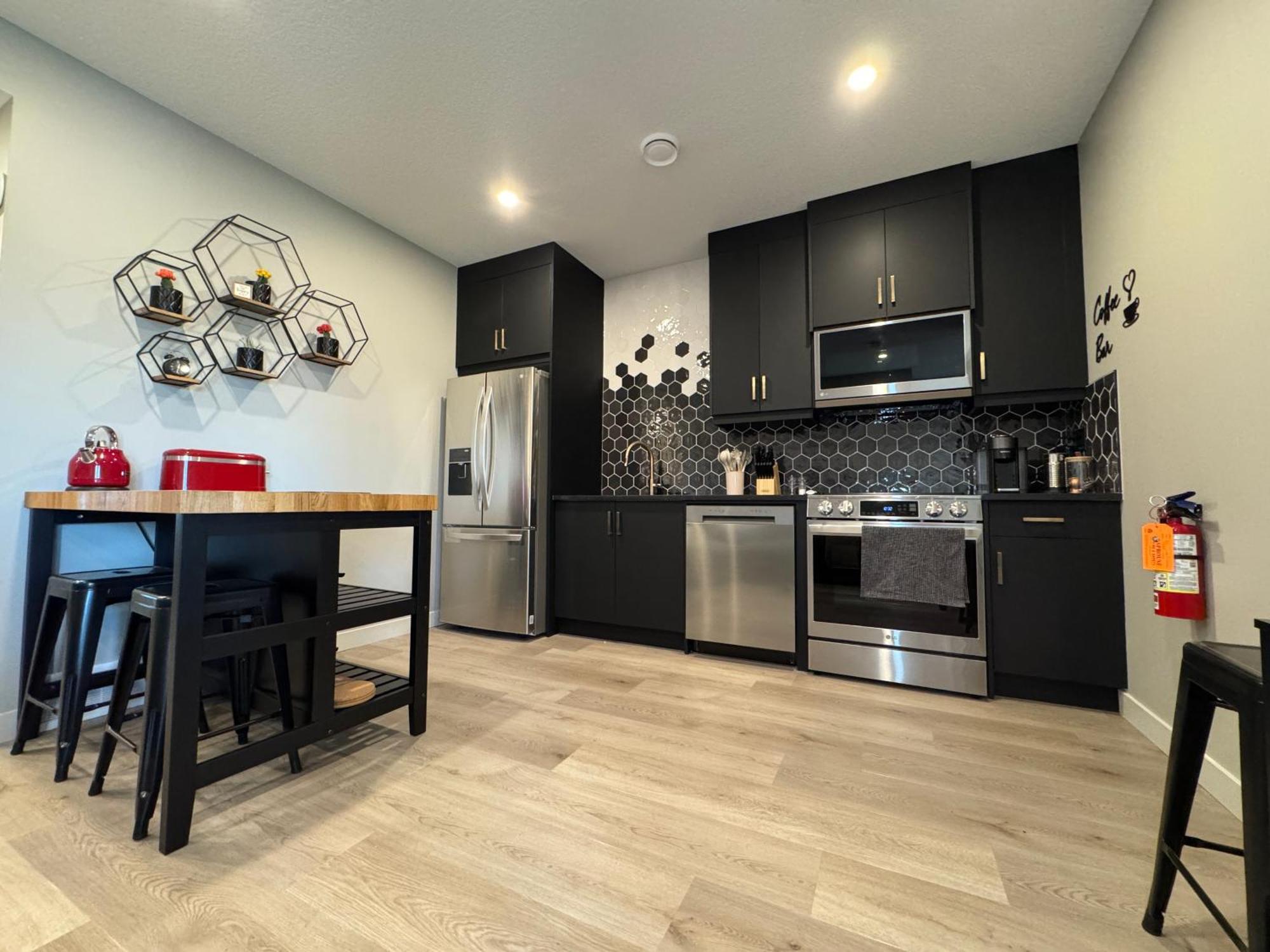 1br With Patio, Full Kitchen & Free Parking Apartment Calgary