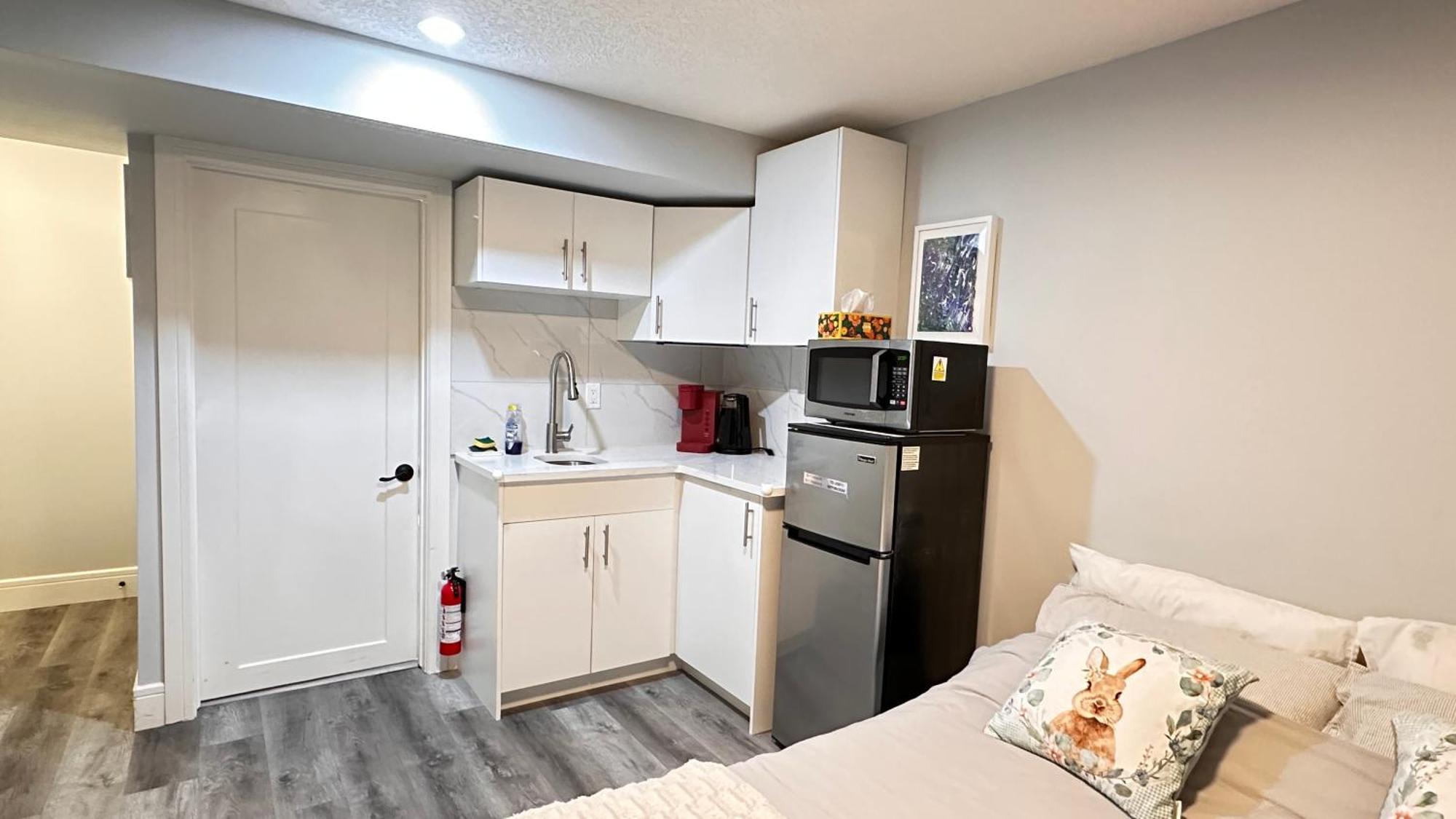 Cozy Basement Suite-溫馨小屋 Designated Parking Bed & Breakfast *