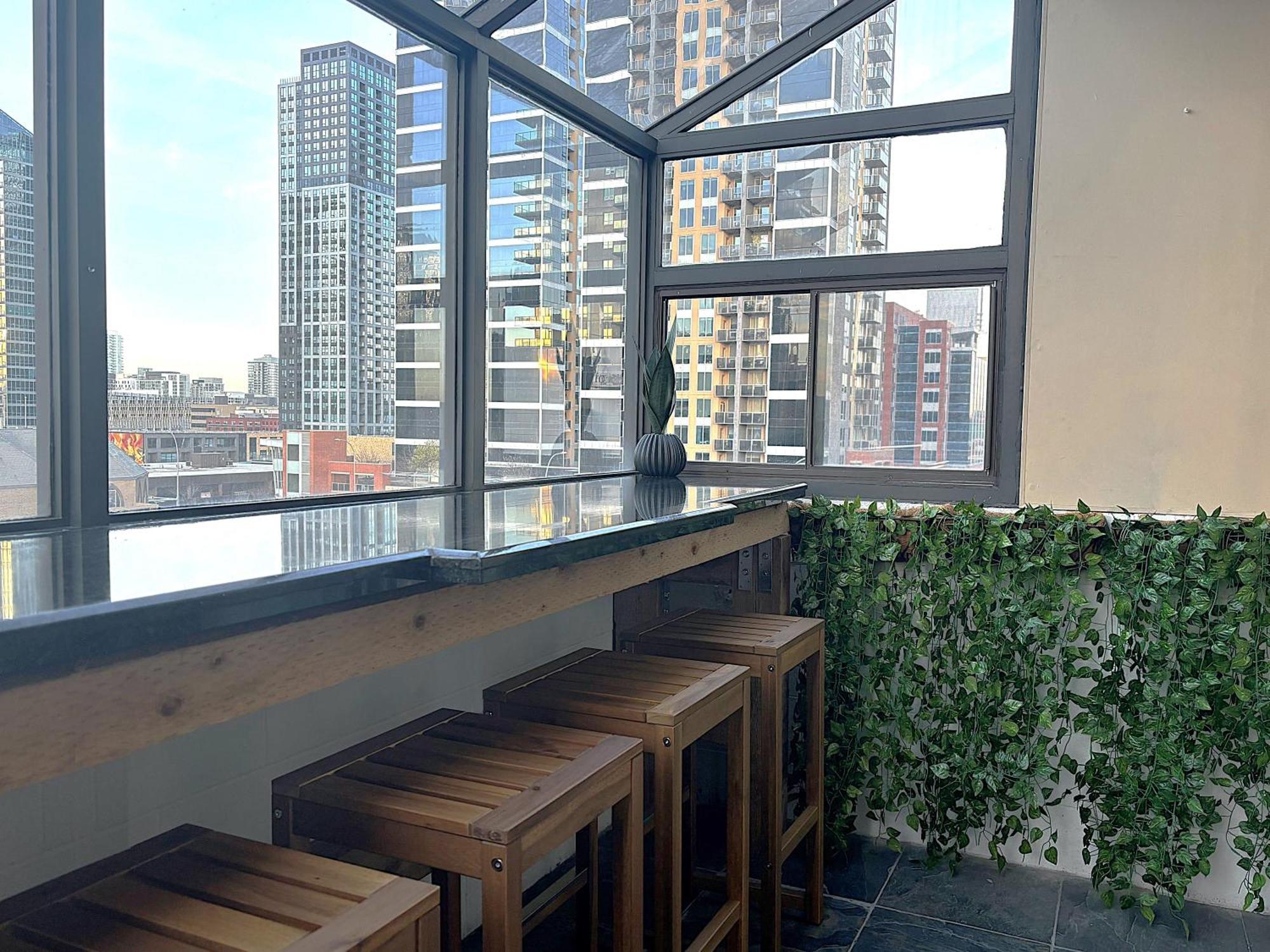 Apartment Corner 2br, Stampede & Dt Views By Doorbed *