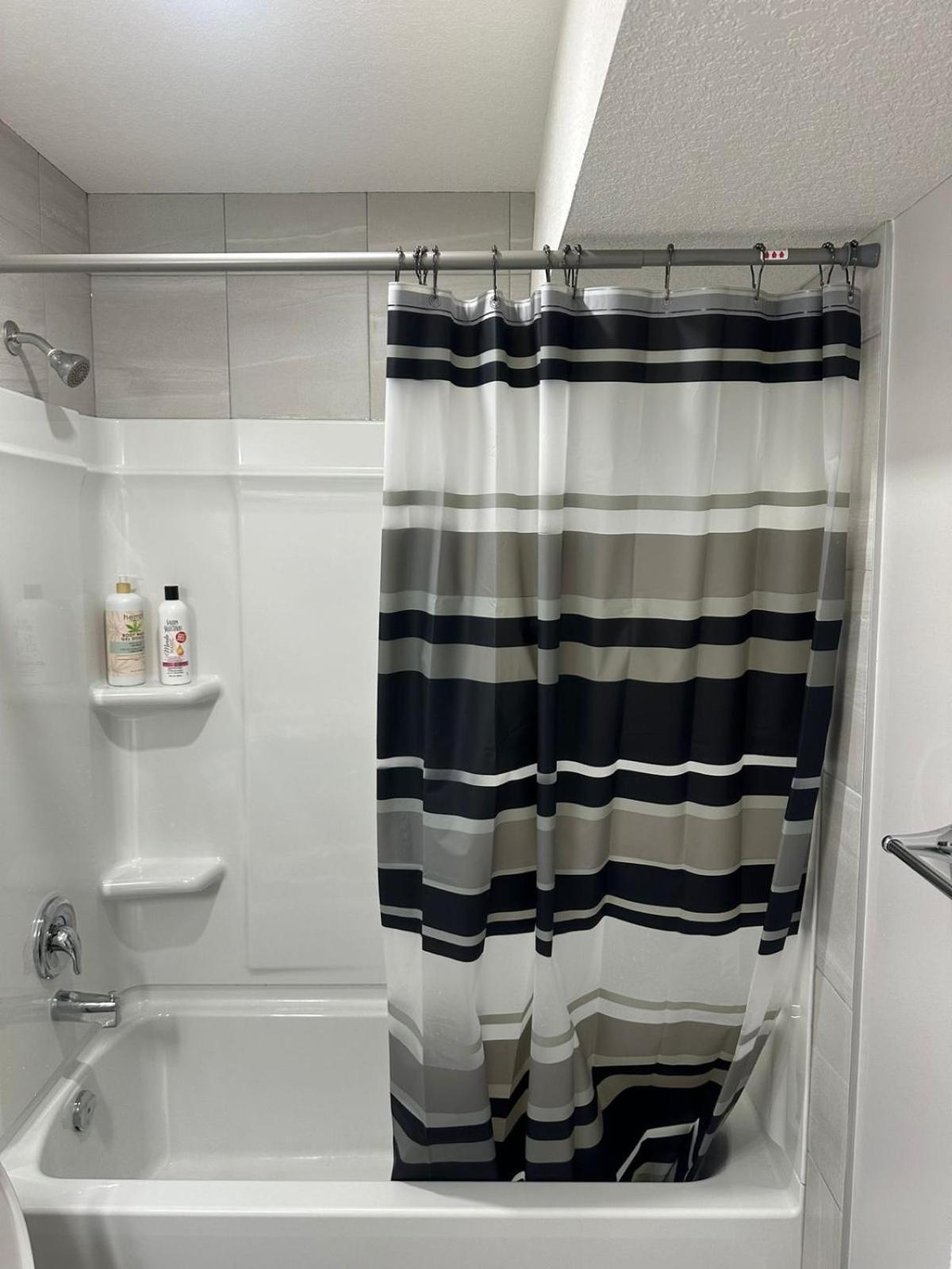 Bed & Breakfast Luxurious In Nw Calgary, Free Parking, High Speed Internet, Near Grocery And Airport