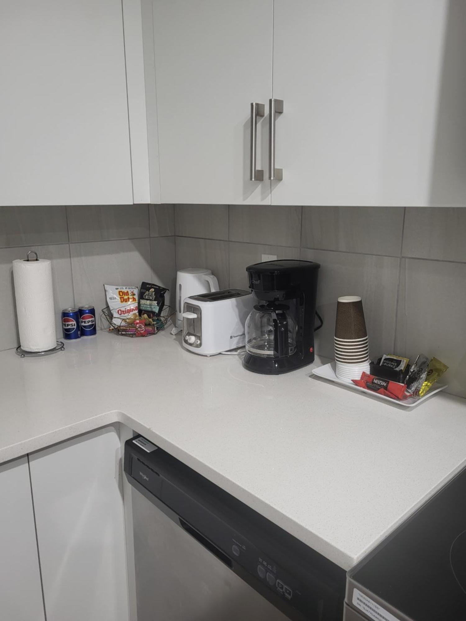 Luxurious In Nw Calgary, Free Parking, High Speed Internet, Near Grocery And Airport