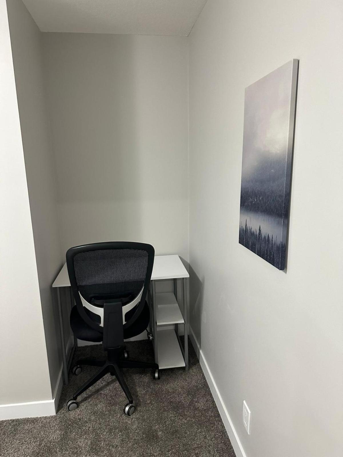 Luxurious In Nw Calgary, Free Parking, High Speed Internet, Near Grocery And Airport Bed & Breakfast *