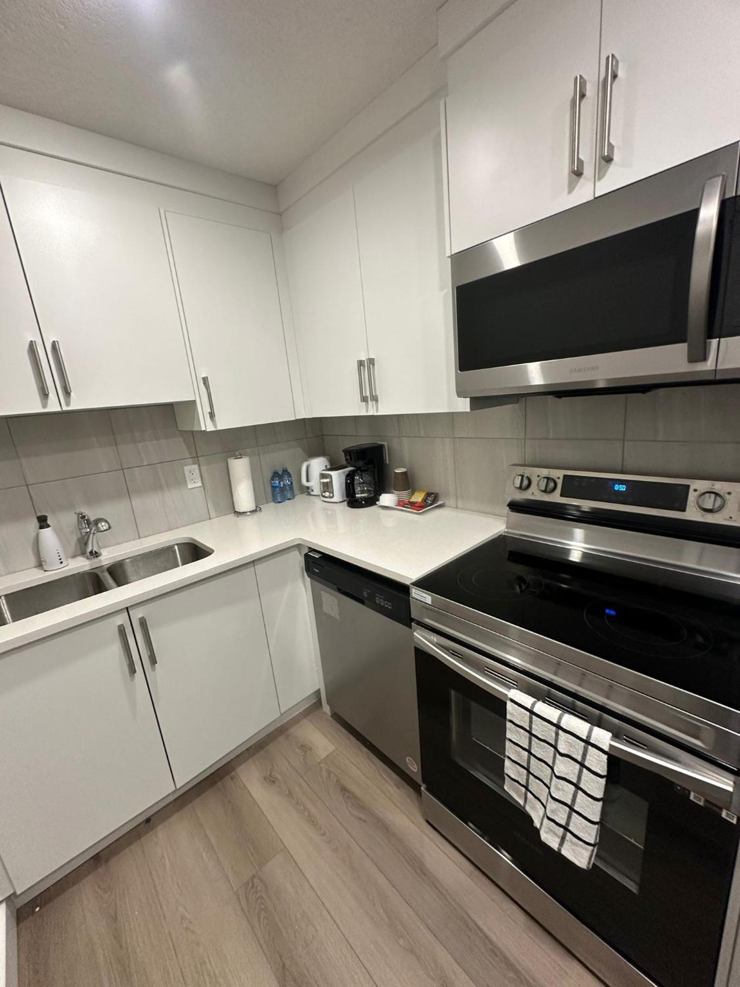 Luxurious In Nw Calgary, Free Parking, High Speed Internet, Near Grocery And Airport *
