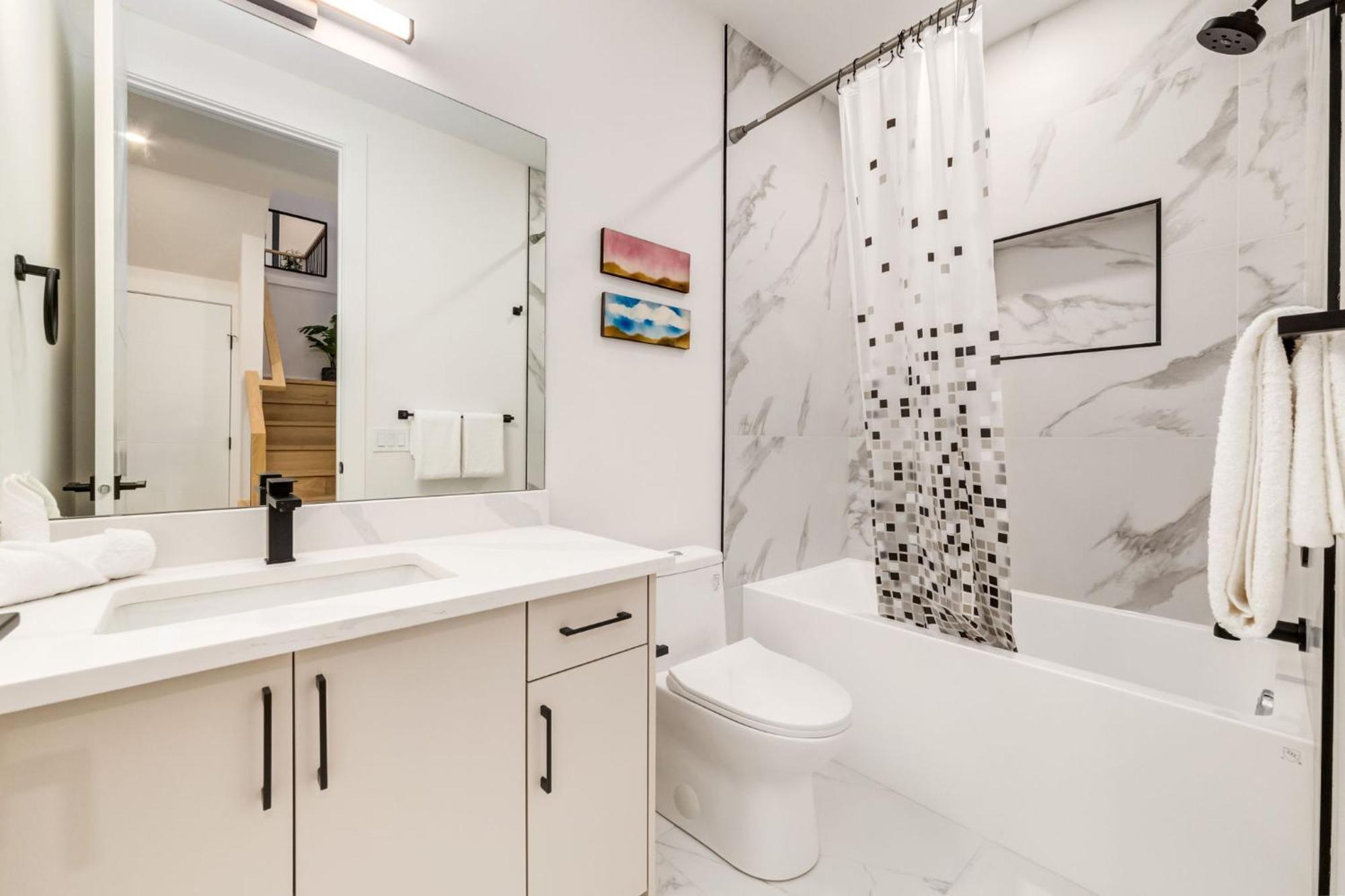 Holiday home Long Stays, Pets Welcome, Free Parking & King Bed Calgary