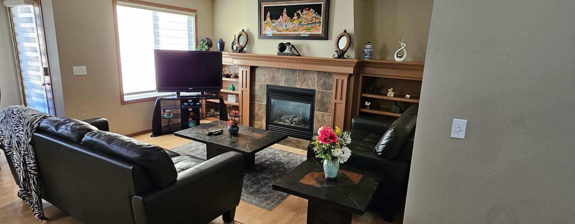 Spacious Comfortable Air-conditioned. Near Airport!