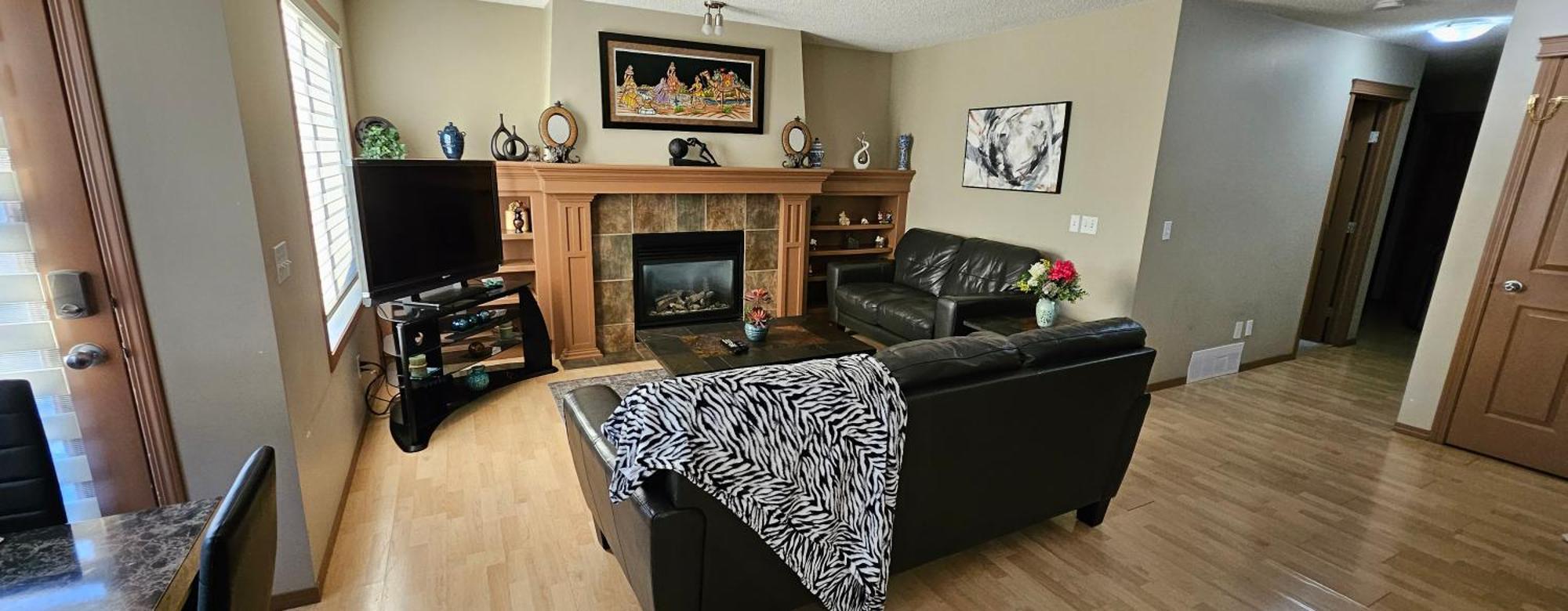 Spacious Comfortable Air-conditioned. Near Airport! *