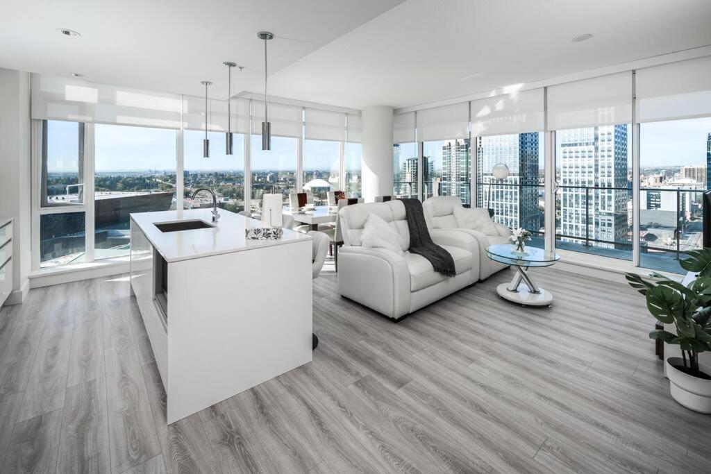 Luxury Stampede/sky View, Free Parking, Gym Apartment *