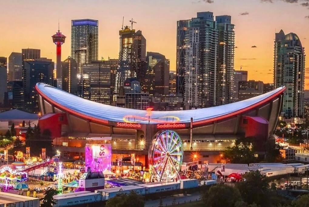 Luxury Stampede/sky View, Free Parking, Gym Apartment *