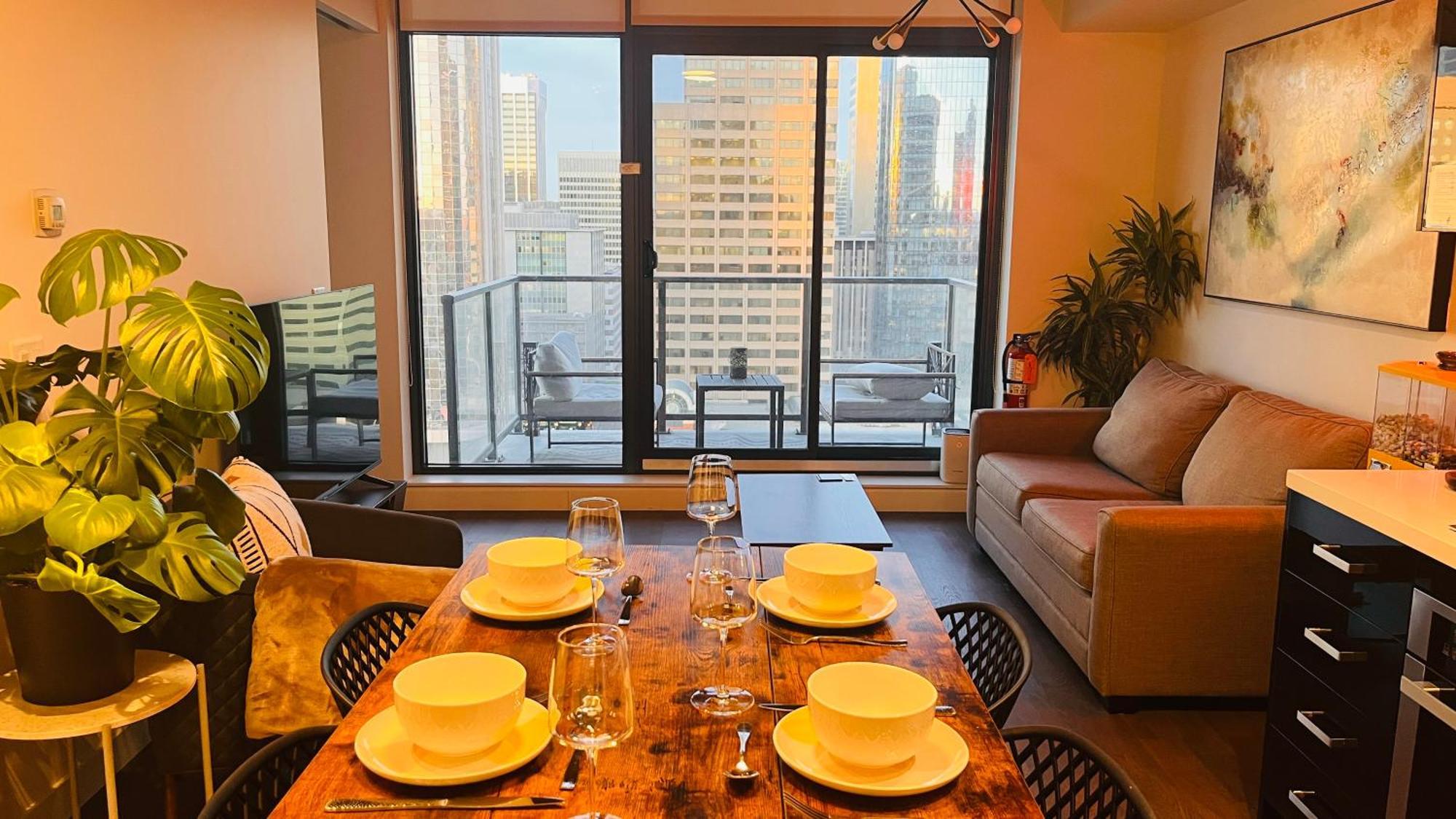 Apartment Luxury Downtown Sunset Getaway: Urban Oasis With Kitchen & Gym