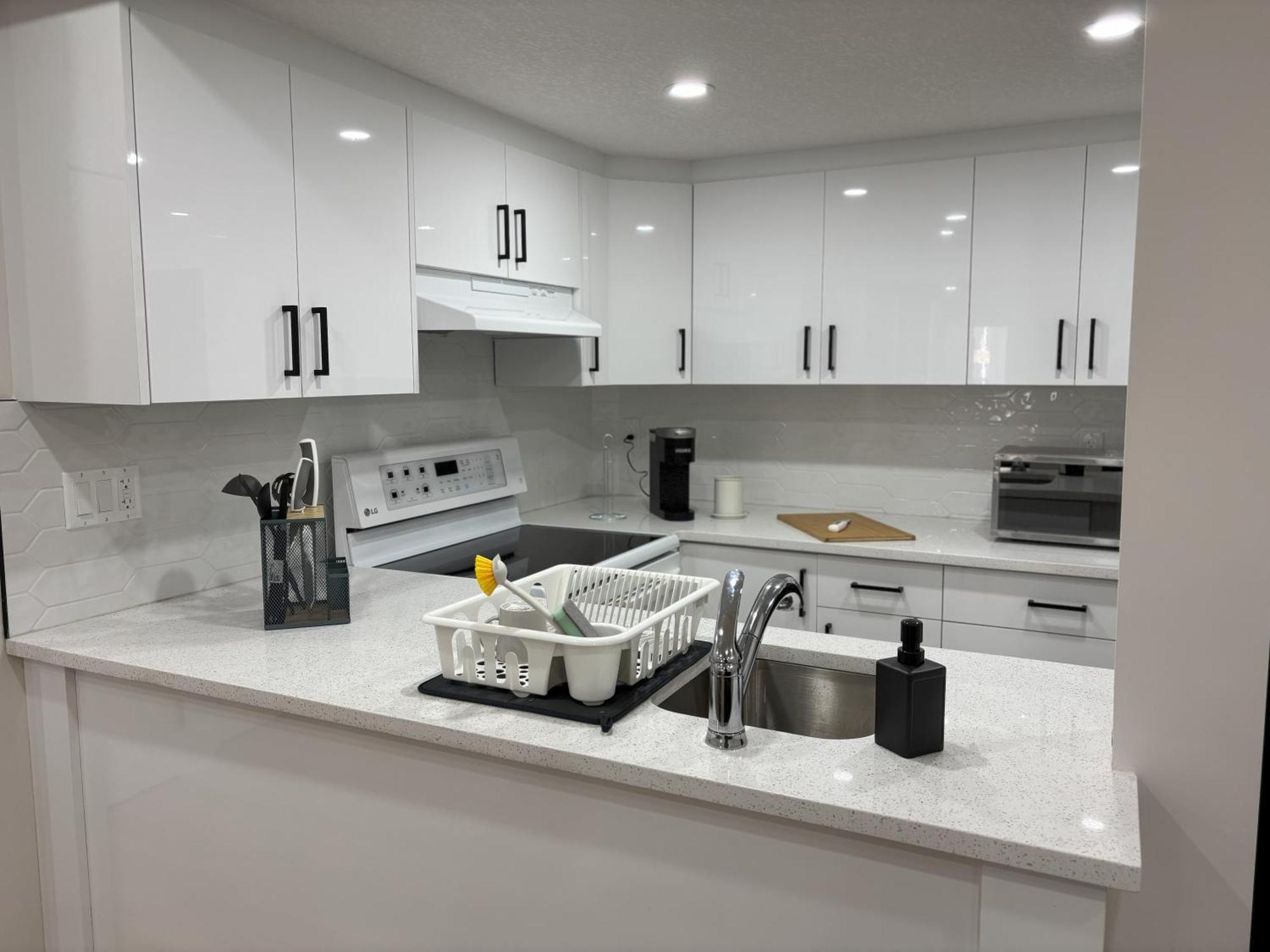 Valleyhut - Private 2 Bedrooms 1 Bathroom Walkout Basement Apartment Apartment *