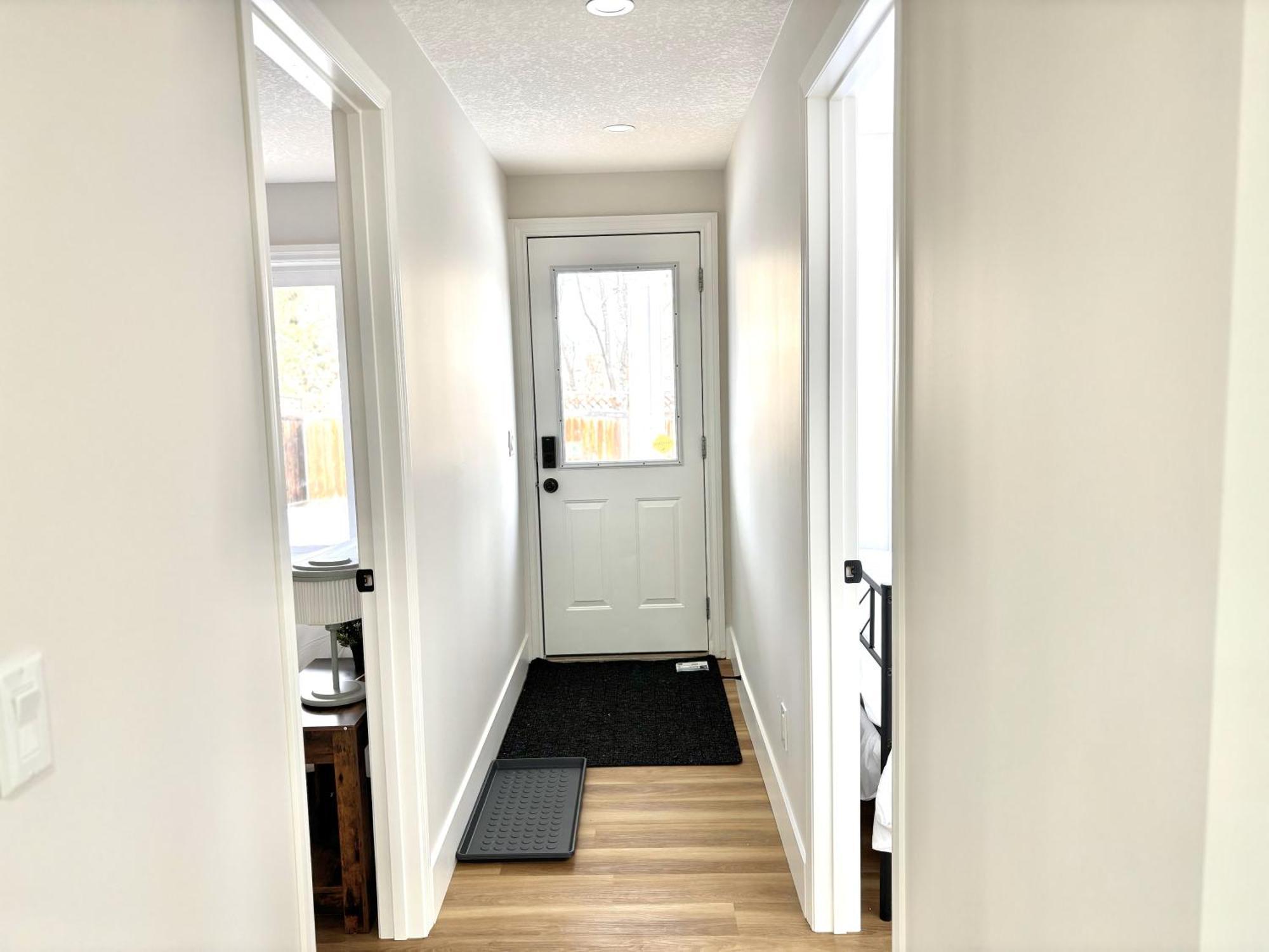 Apartment Valleyhut - Private 2 Bedrooms 1 Bathroom Walkout Basement Apartment